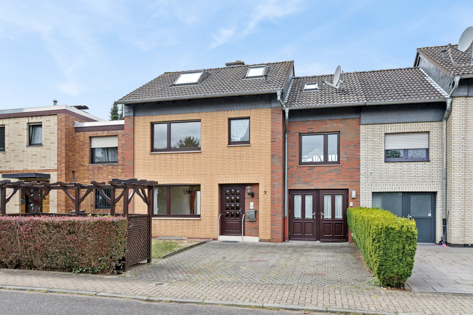 Attractive detached house with terrace, balcony and garden on a heritable building leasehold plot