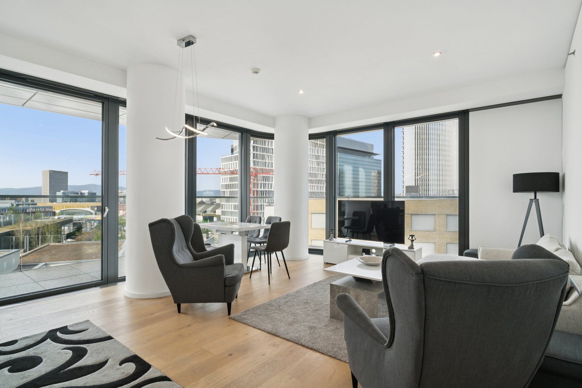 Exklusive möblierte Vier-Zimmer-Wohnung im Frankfurter Europaviertel mit Skylineblick