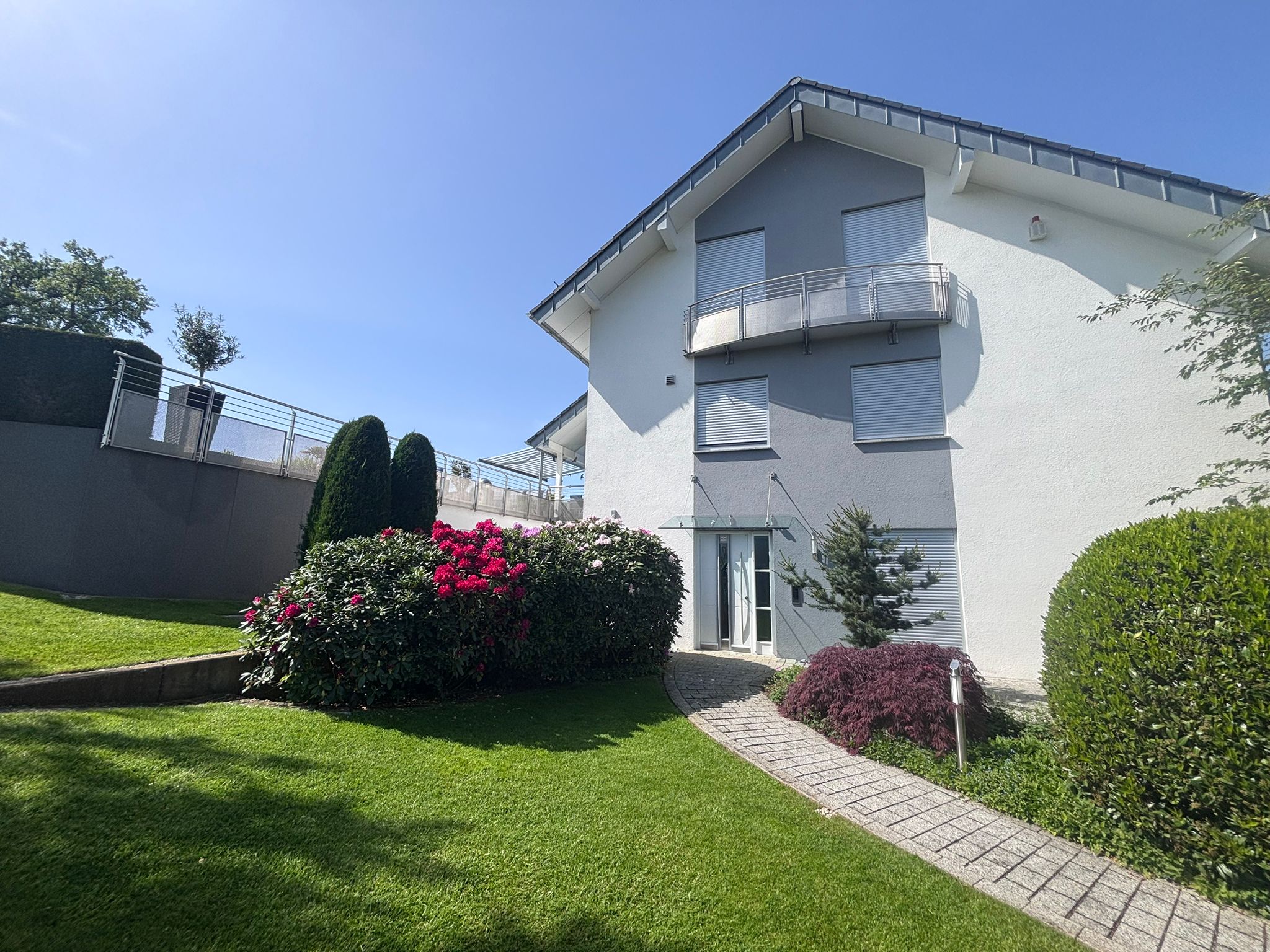 Energieeffizienz A+. Feldrandlage. Unverbaubarer Ausblick. Raum für Familie – Pool, Spa & ~353 m² Wohnfläche