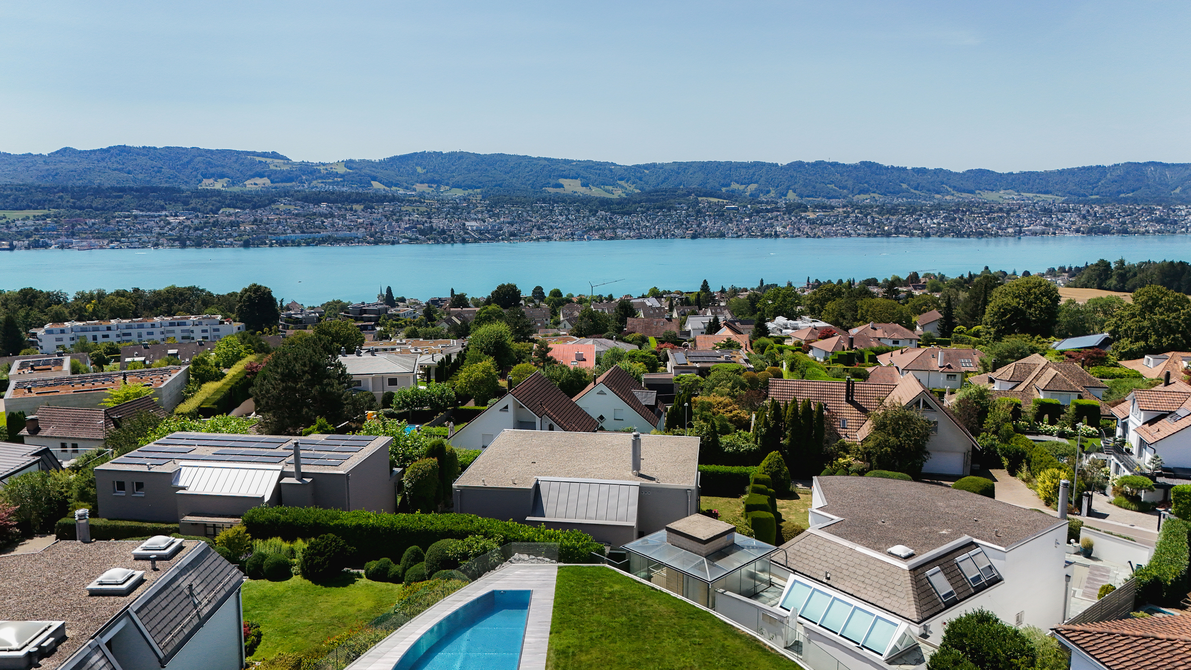 Exclusive & Private: Retreat with 180° lake panorama