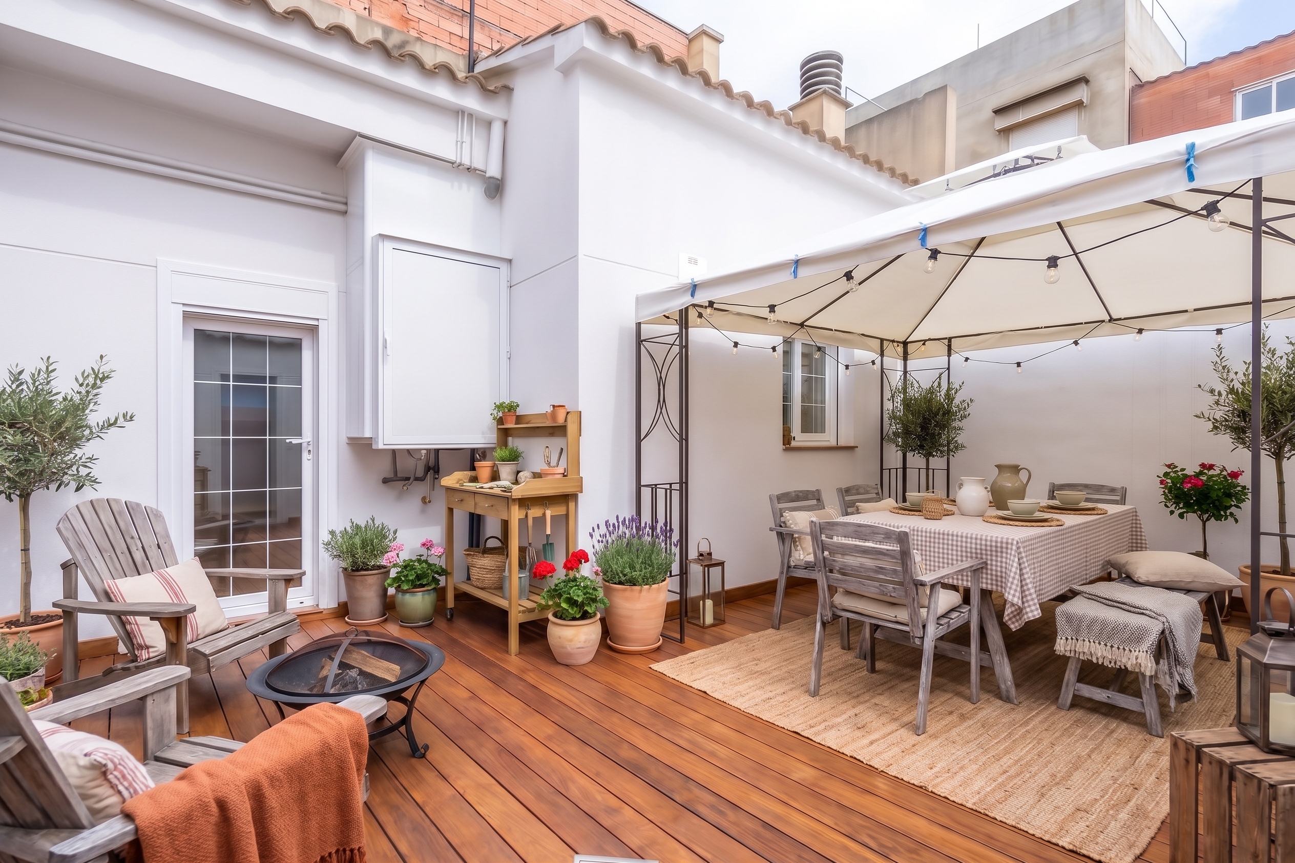 SPACE AND COMFORT: RENOVATED HOME WITH LARGE GARAGE, PATIO AND TERRACE [KI-modifiziert]