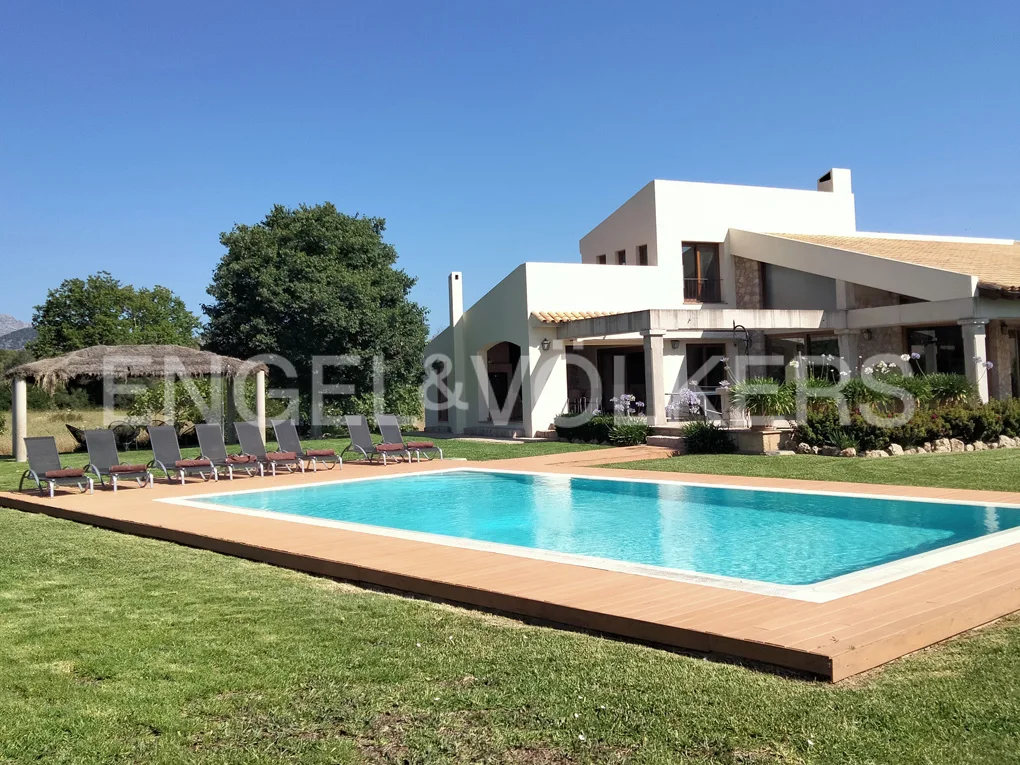 Immaculate modern villa with panoramic views