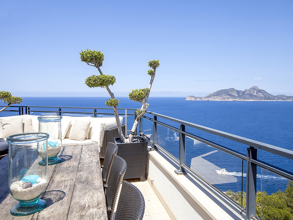 Penthouse with 360-degree sea and harbour views