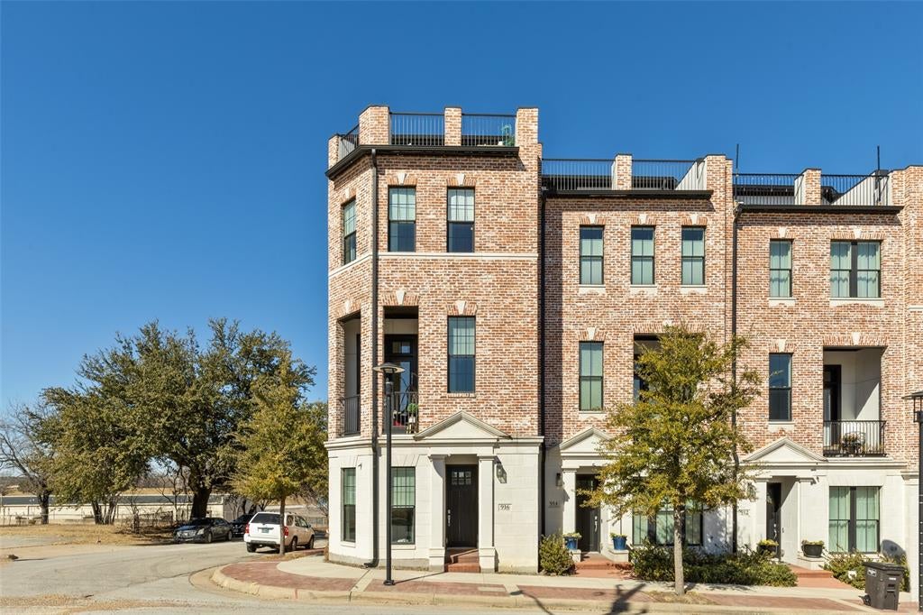 FURNISHED LUXURY TOWNHOME W/ ROOFTOP ACCESS FOR LEASE