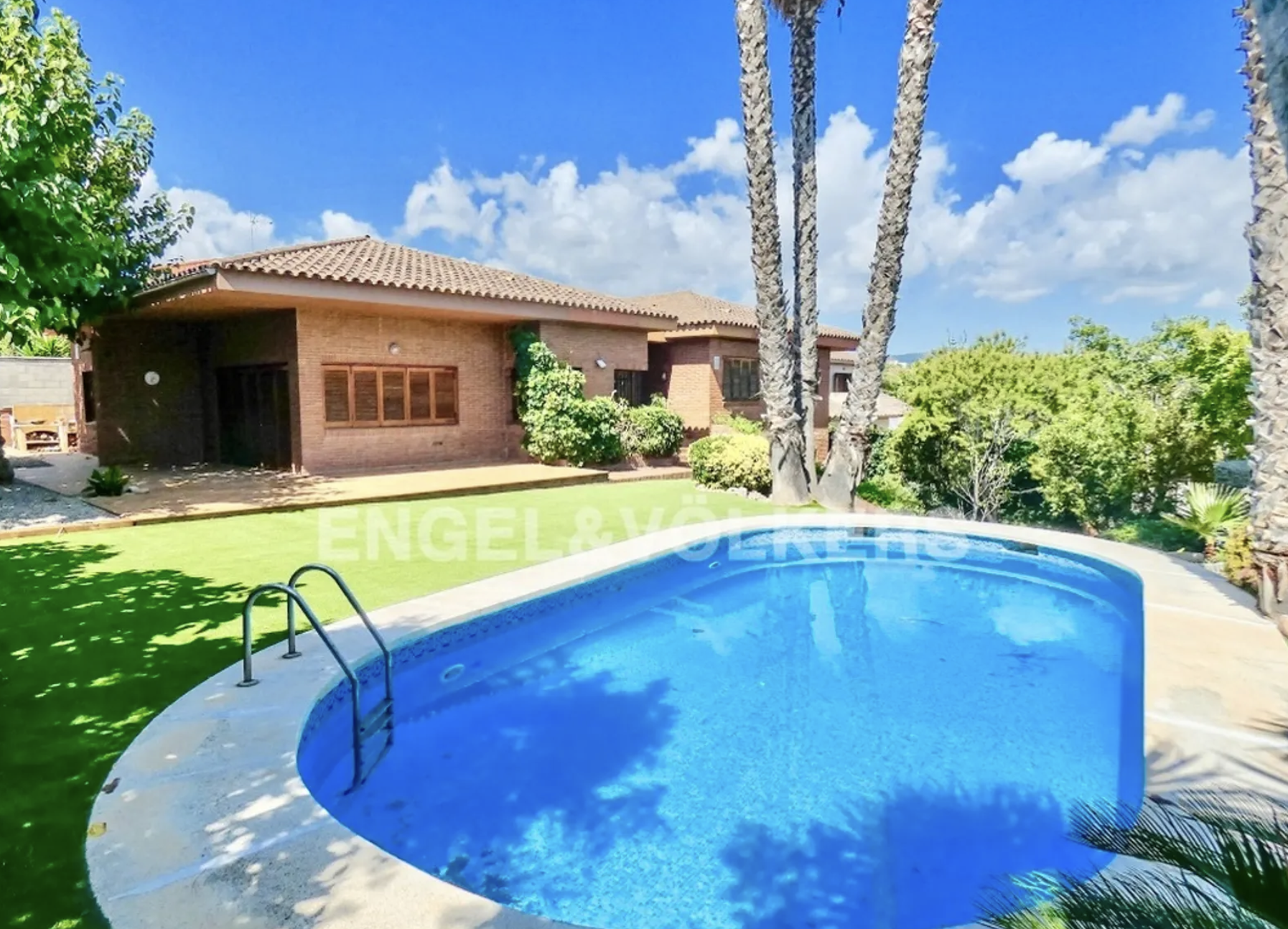 Charming villa for living in comfort and style