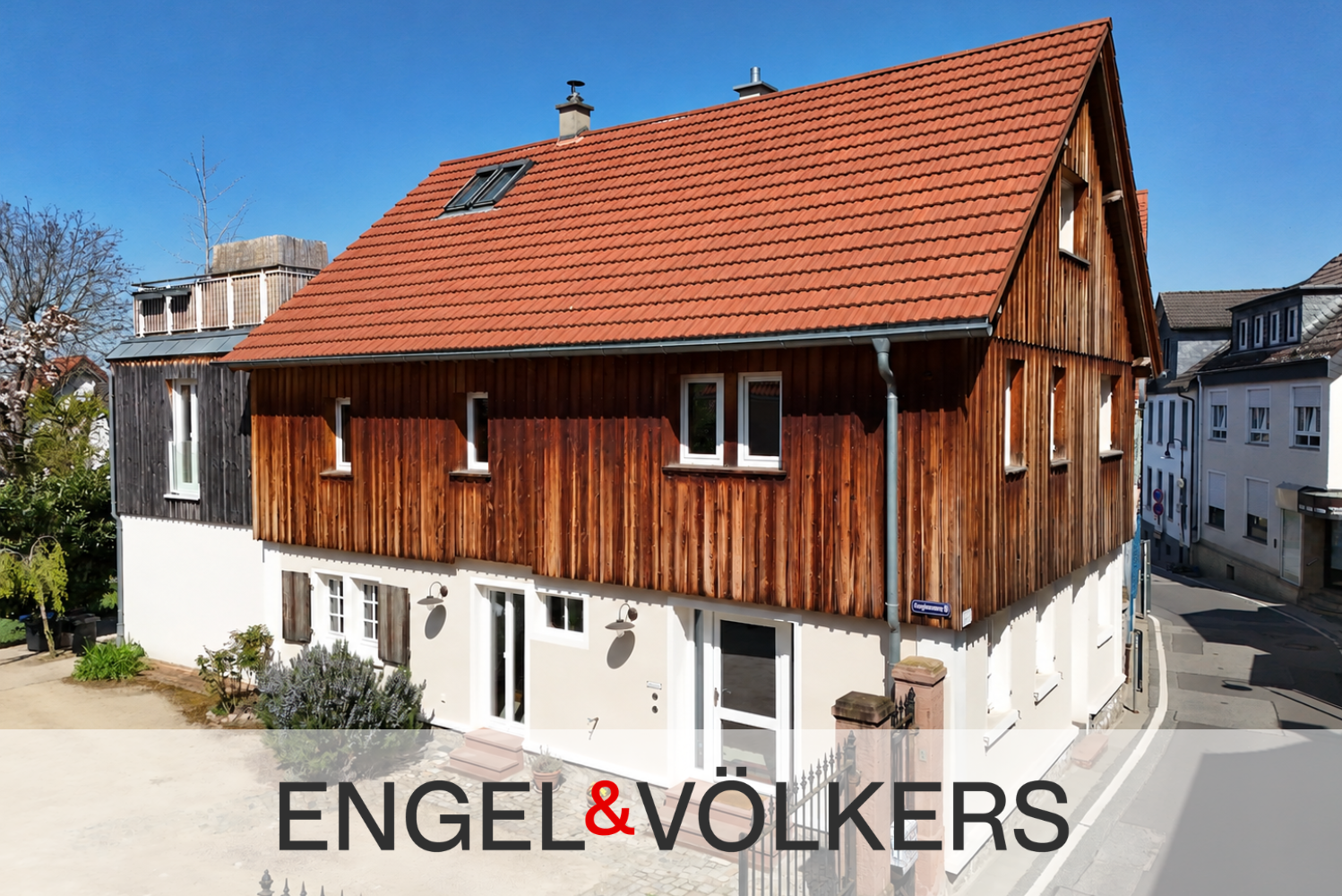 Großzügiges Wohnen in exklusivem Ambiente mit traumhafter Gartenidylle