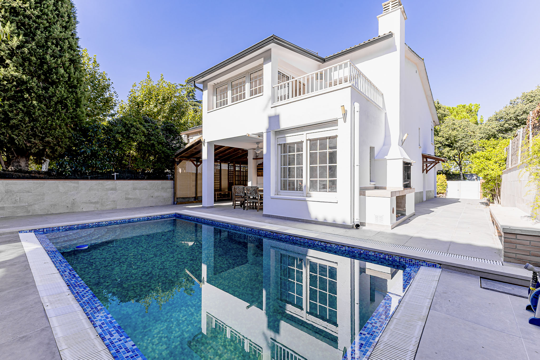 CASA INDEPENDIENTE CON PISCINA LISTA PARA ENTRAR