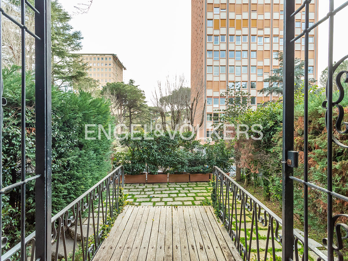 Elegant three-level villa with garden in the Eur district
