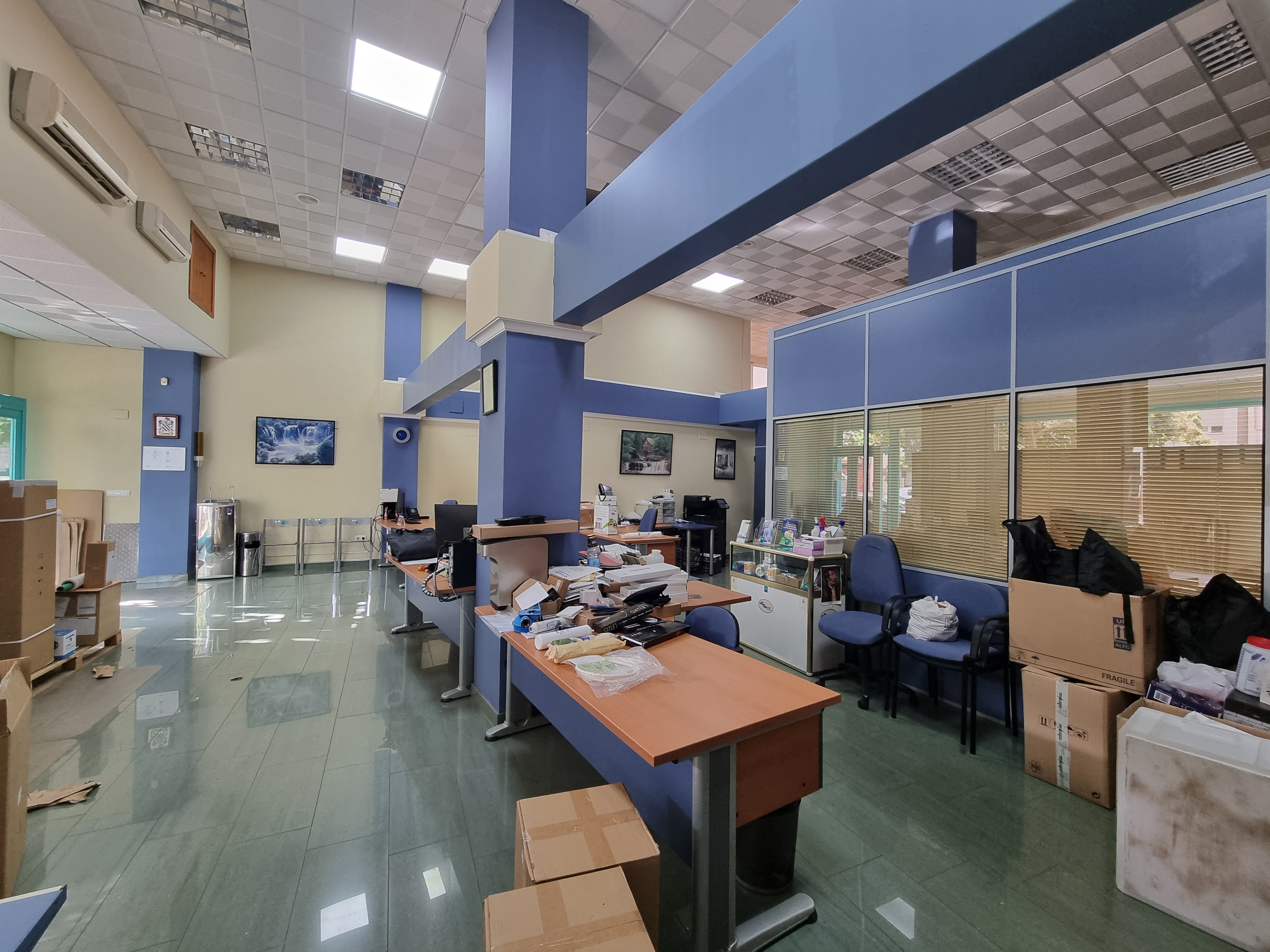 Strategic premises with high visibility and a wide frontage