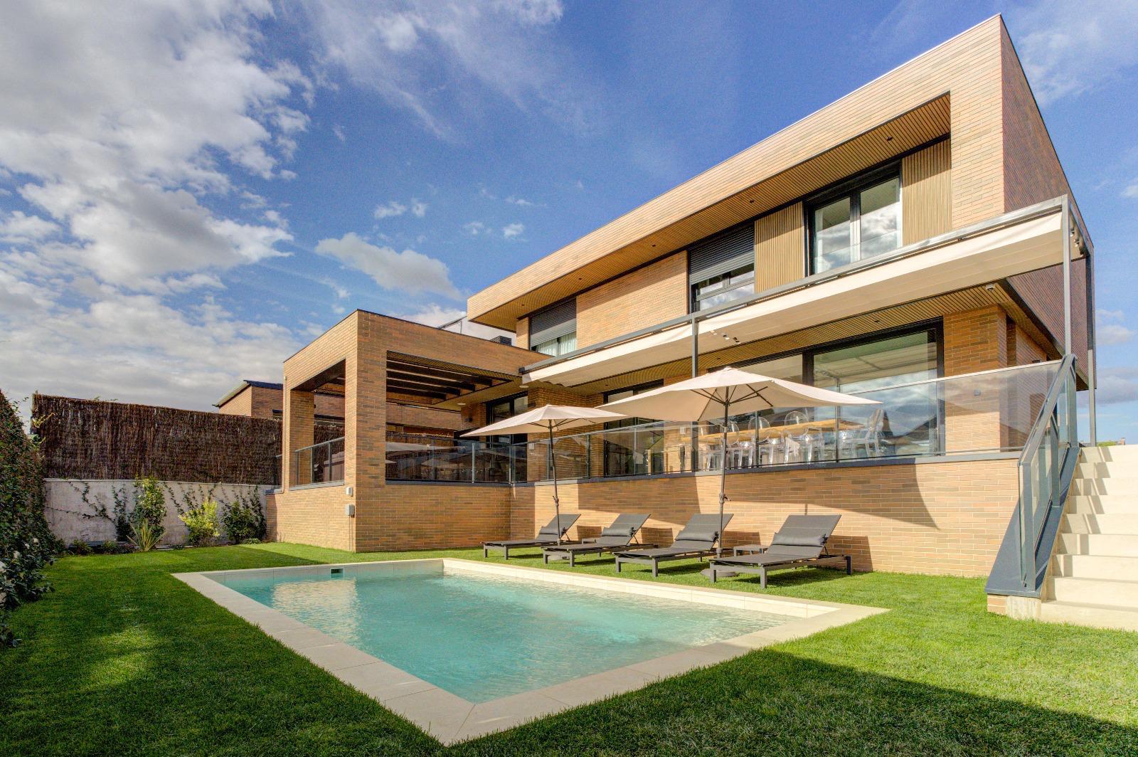 Smart luxury, impeccable design, and comfort in every detail.