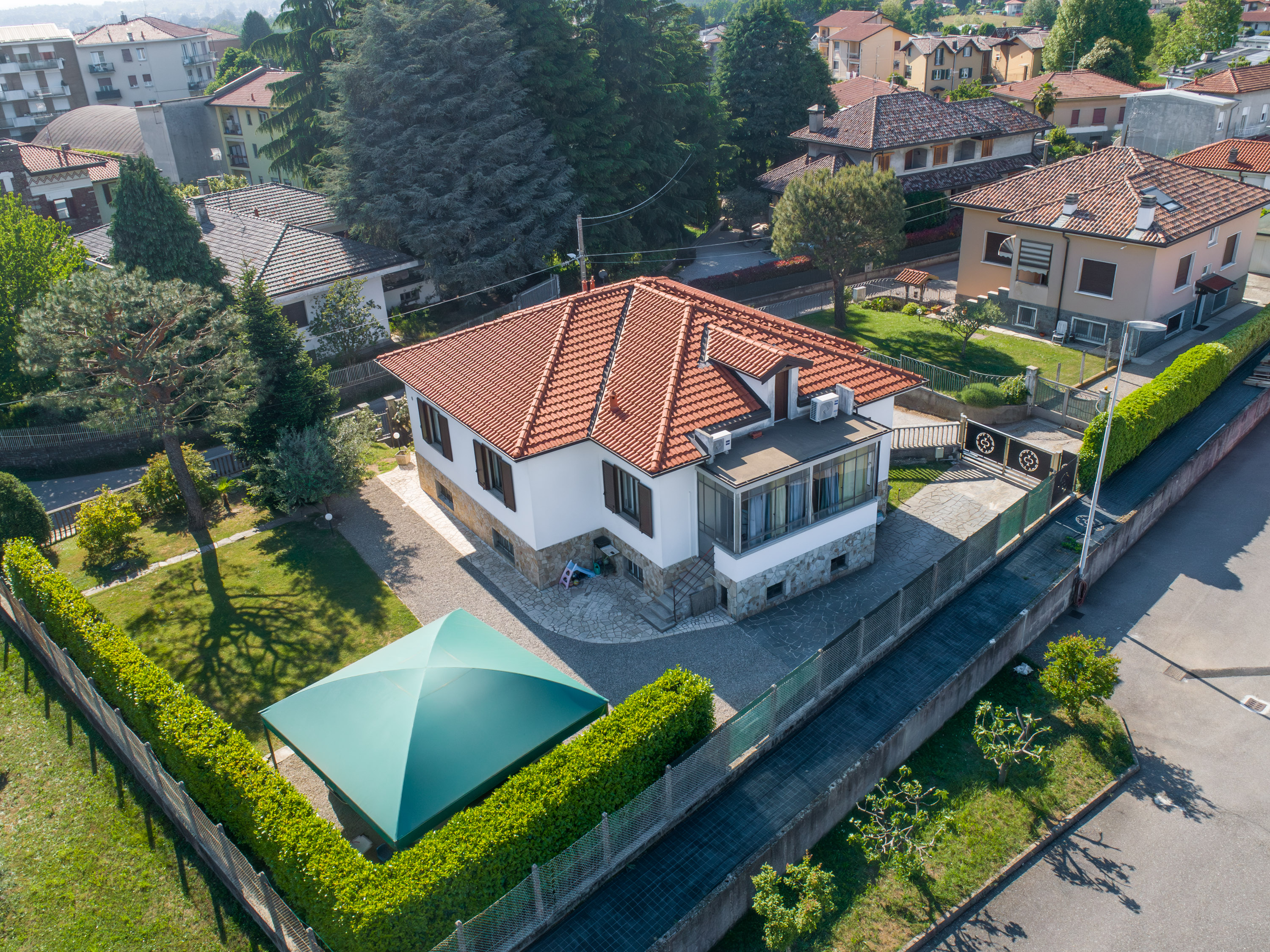 Einfamilienvilla mit großem Garten, alles auf einer Ebene