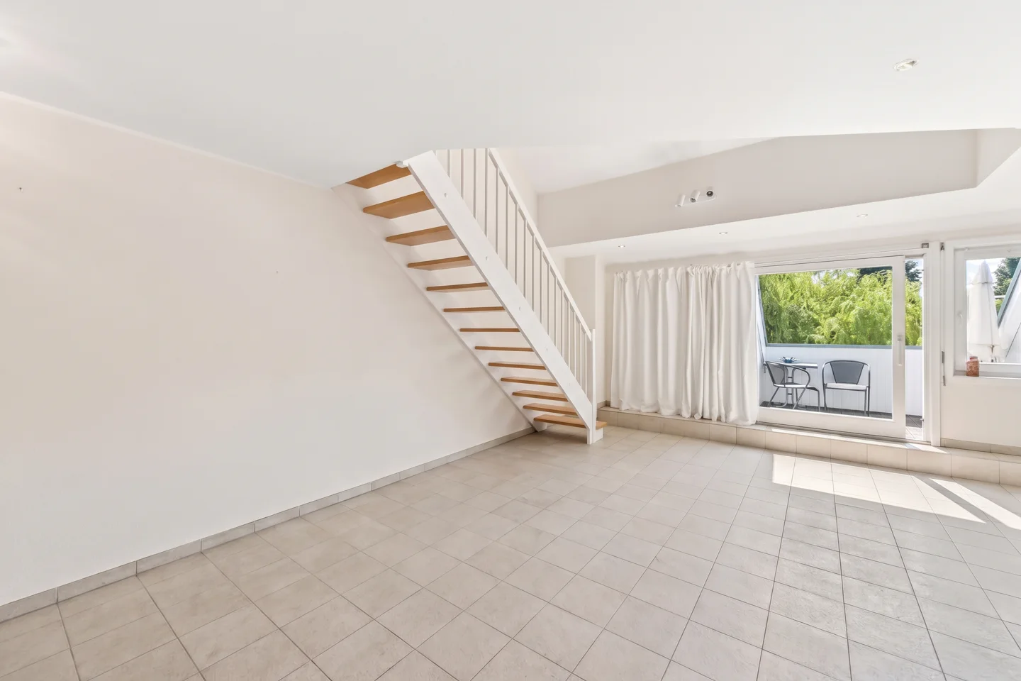 Charmante 3-Zimmer-Maisonette mit Galerie, Südbalkon, eigenem Gartenanteil und großem Stellplatz - Photo 1
