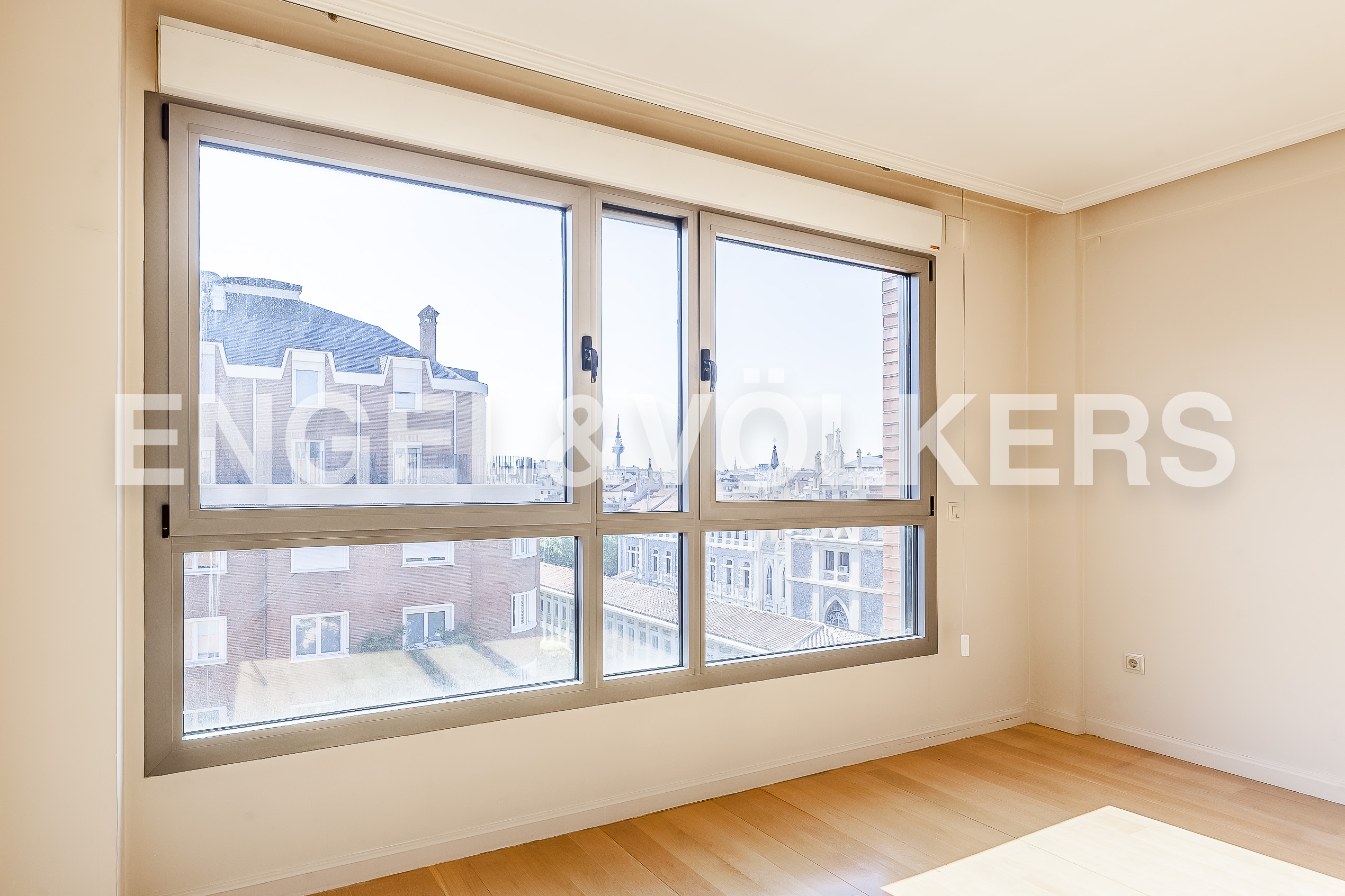 Unfurnished exterior apartment with optional parking space in the same building in Barrio de Salamanca