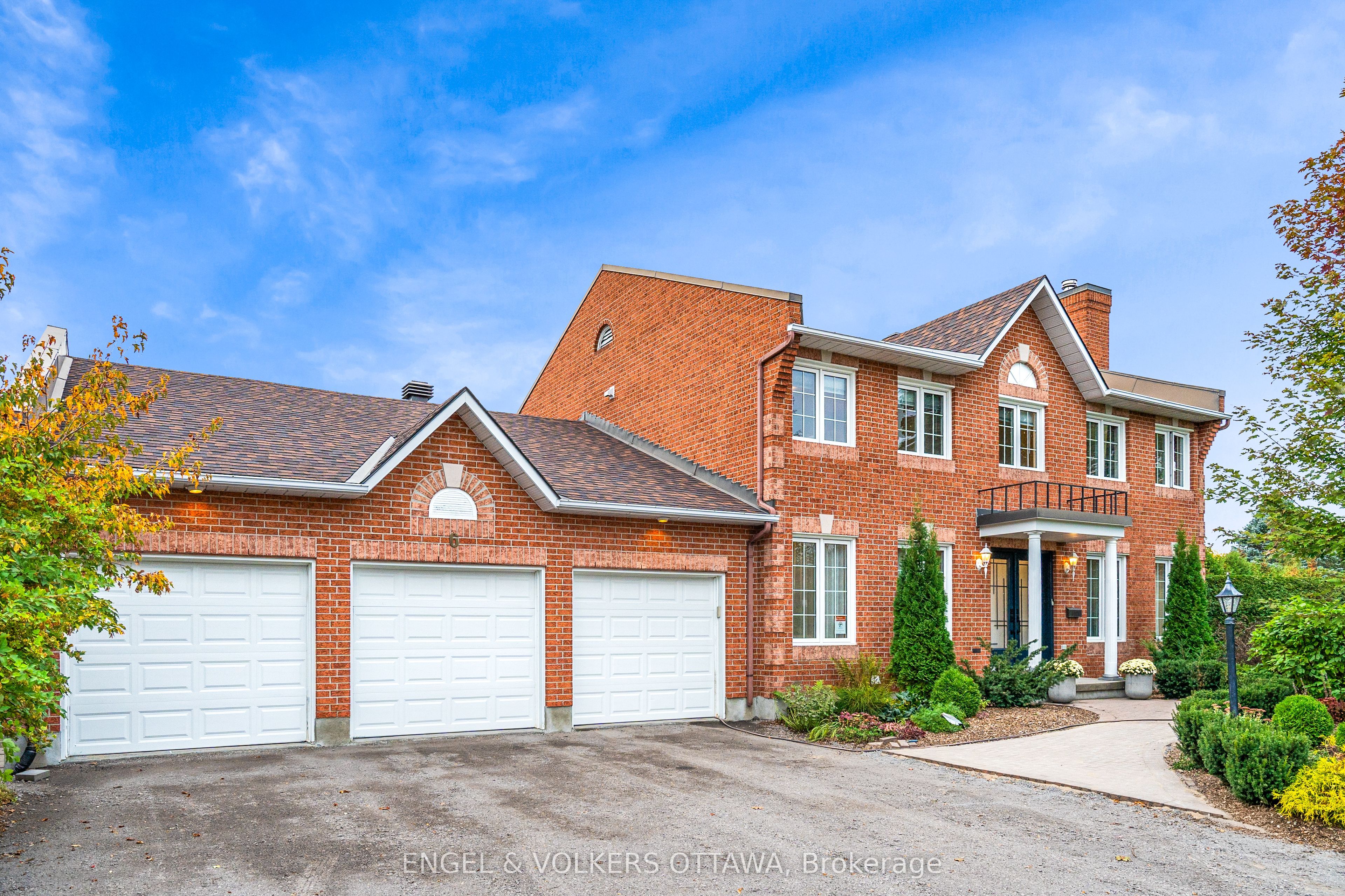 Heated Saltwater Pool. Oversized Garage. Peaceful Circle.