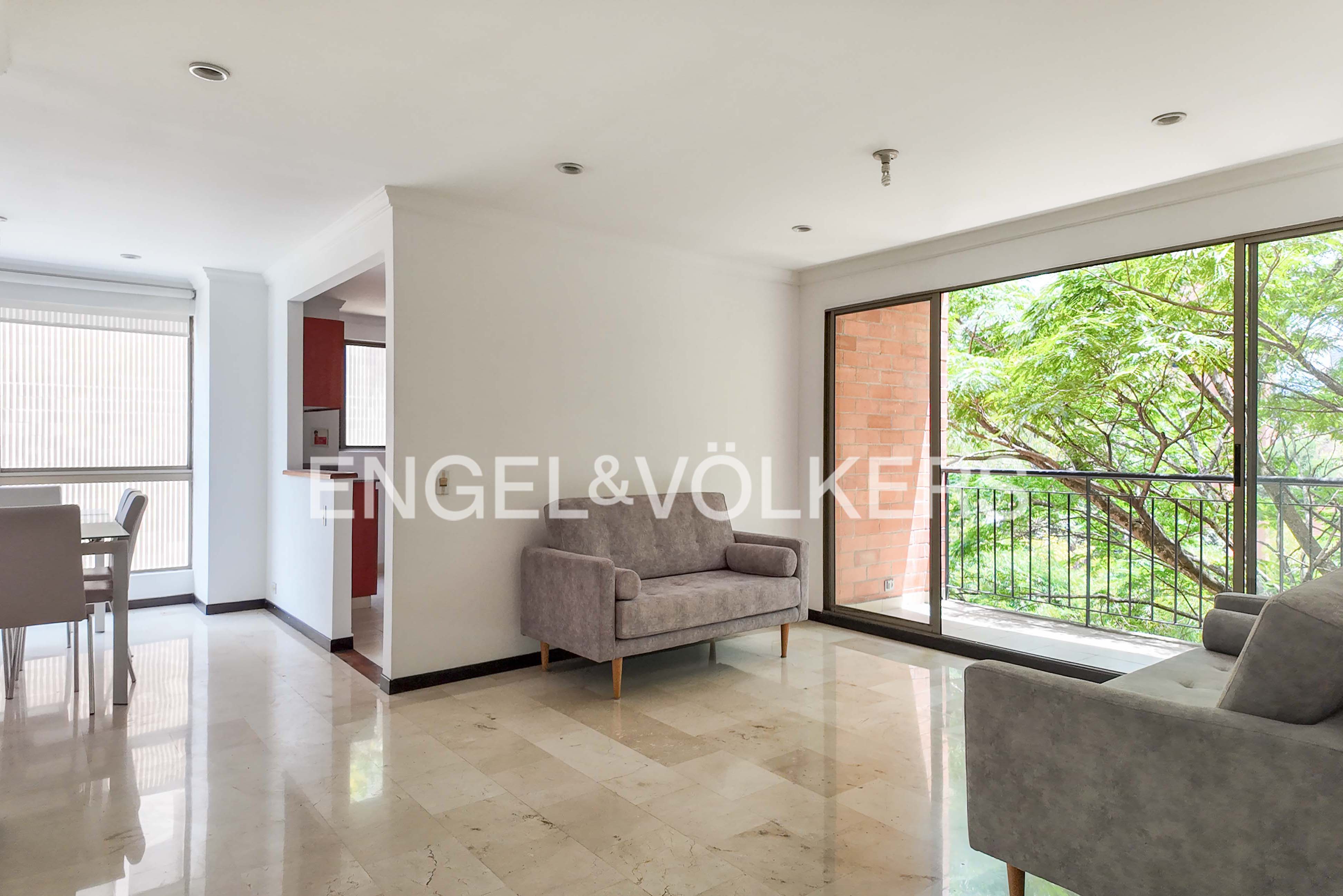 Apartamento con balcón para arriendo en Los Naranjos, El Poblado