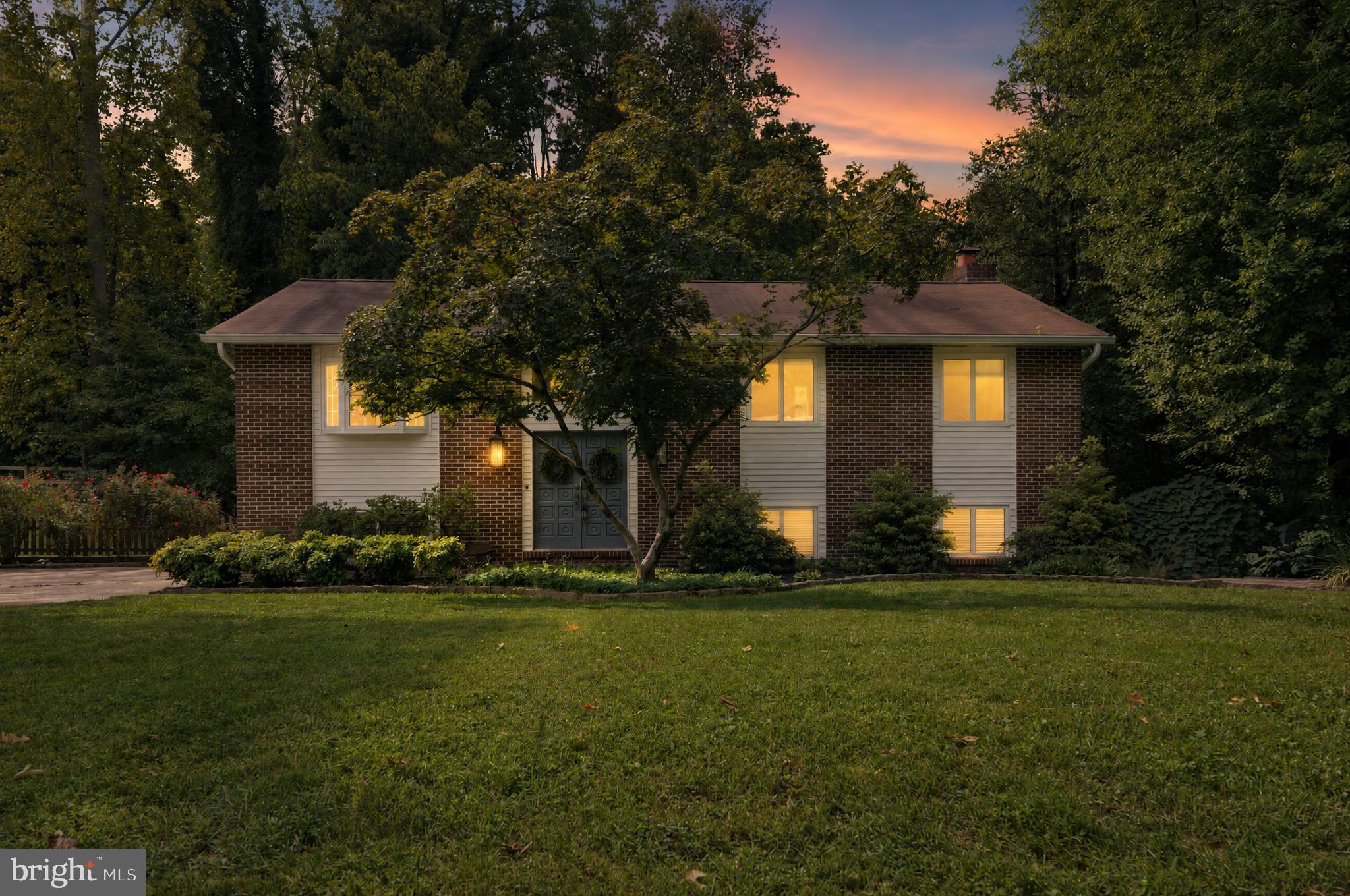 Beautiful Split-Foyer with Modern Finishes & Spacious Yard