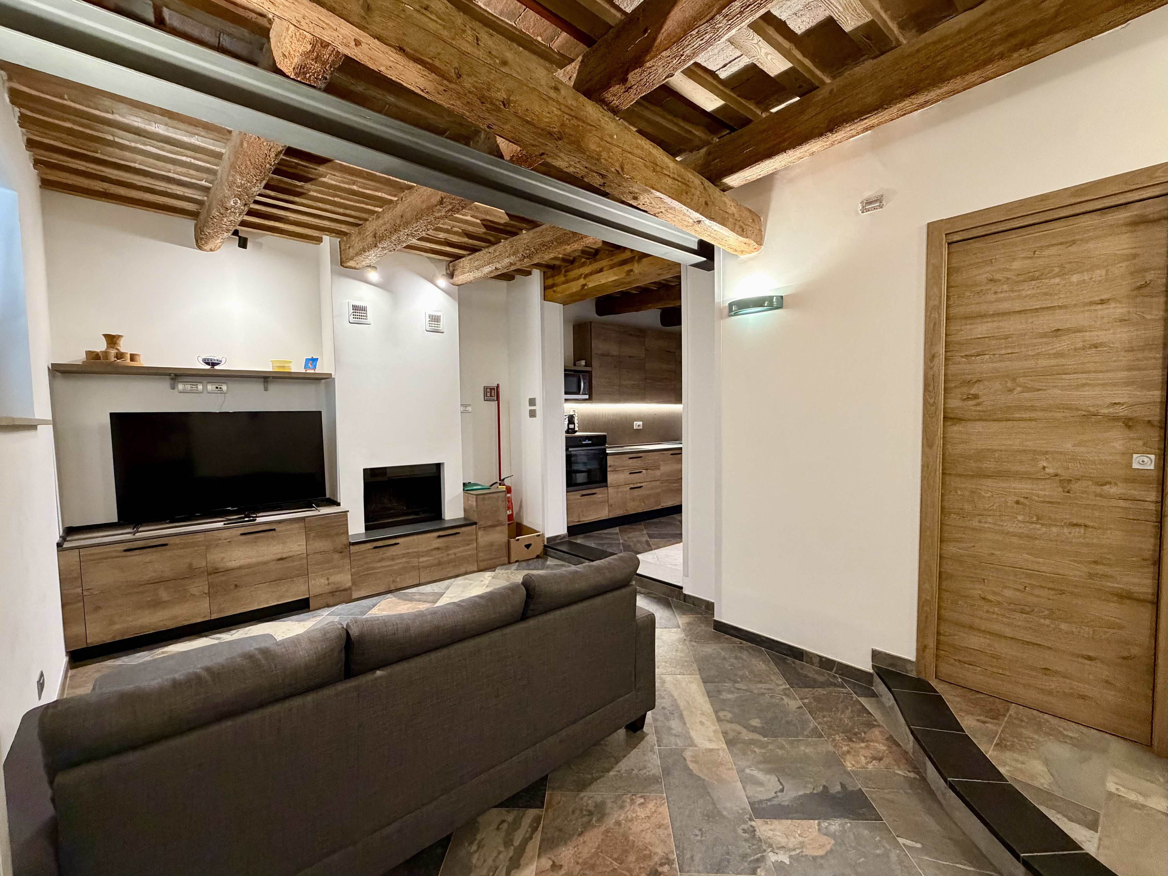 Renovated ground-floor home in a historic village near the sea