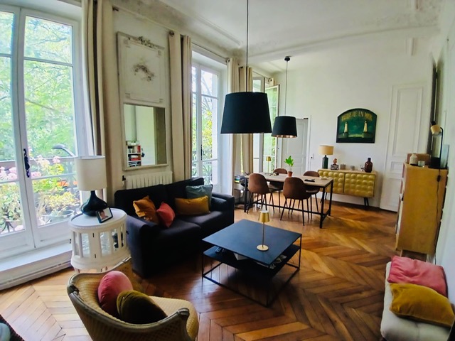 Paris 10th - FAVORITE - 3 rooms, balcony. Noble floor (3.22m ceiling height)