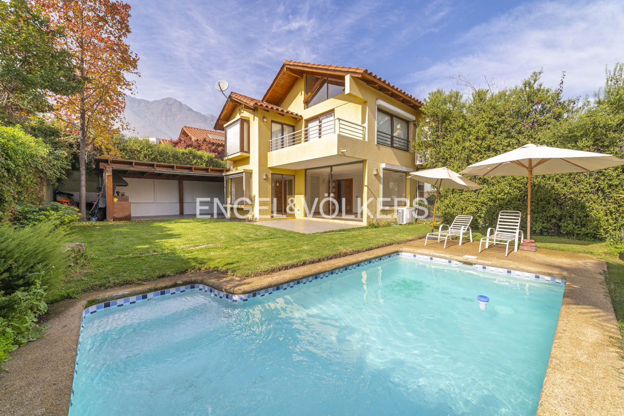 Casa cálida y luminosa en condominio exclusivo