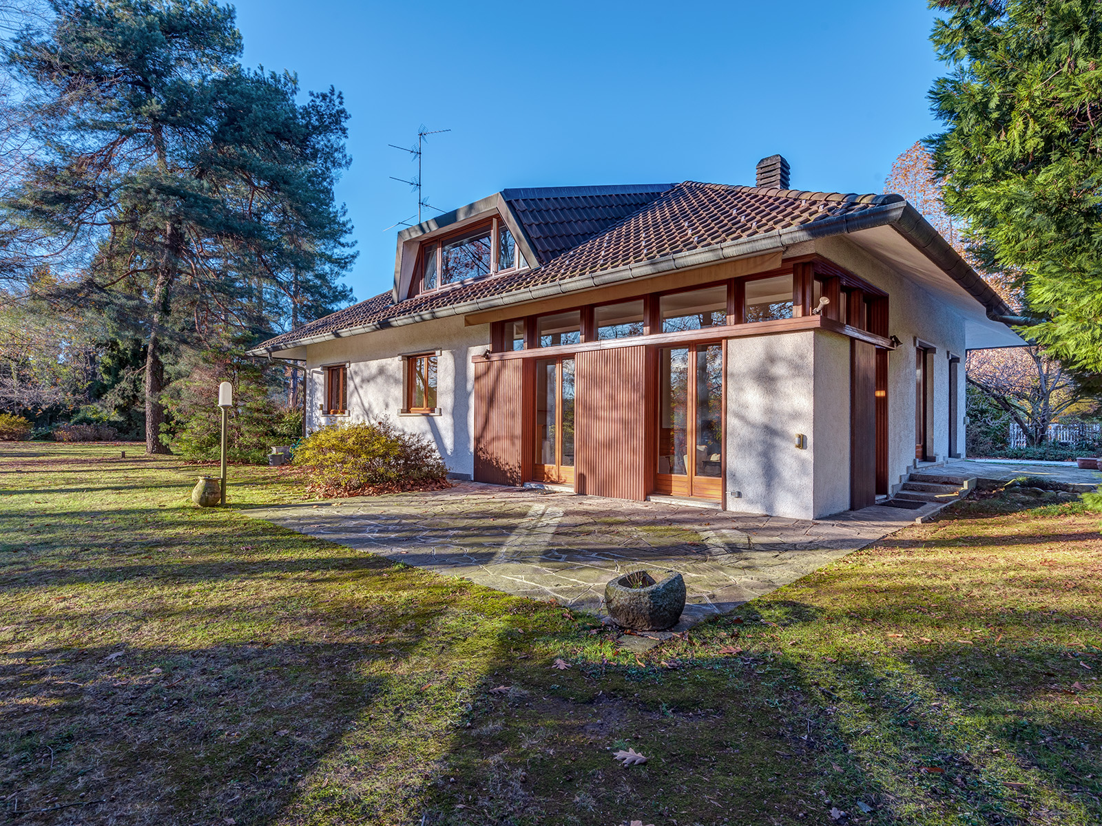 Elegant Villa with Private Garden in Carimate