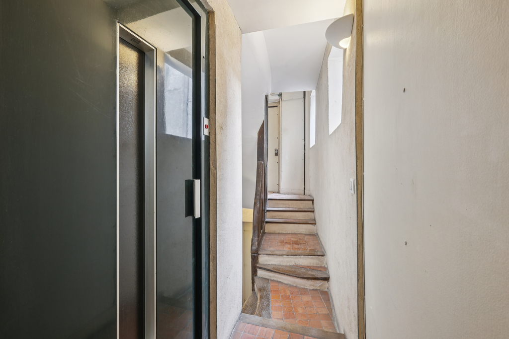 Paris 4th – 15 m² studio on the 5th floor with elevator, ready to live in or rent - Historic Marais