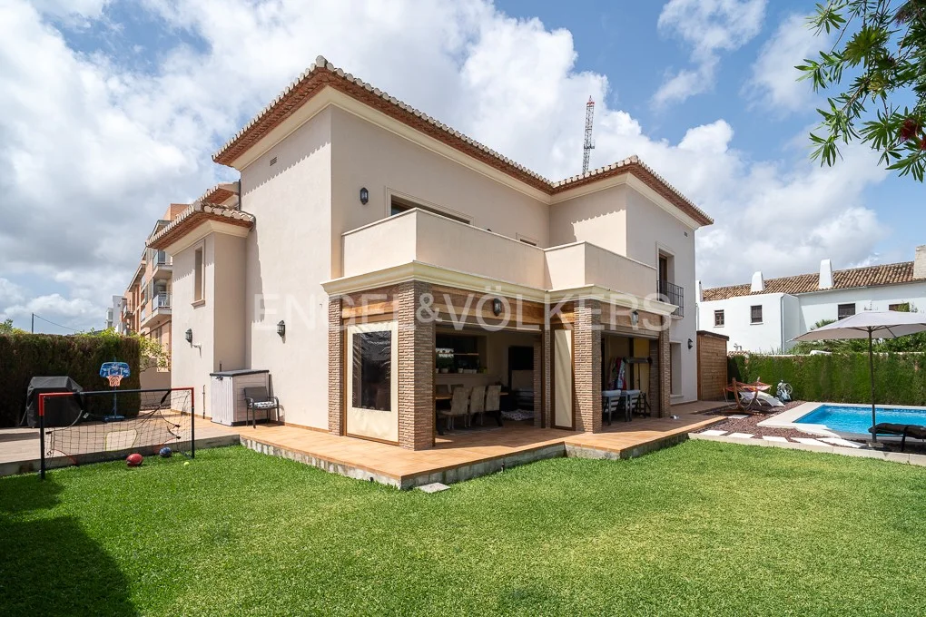 Detached house with 5 bedrooms and private pool