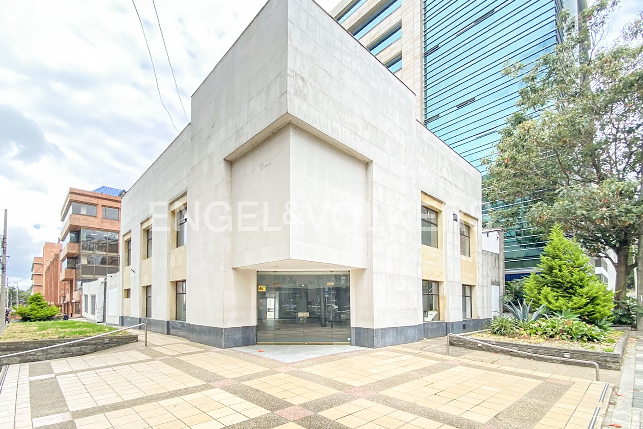 Arriendo Local Esquinero  en Zona Premium 745 m² con Parqueadero
