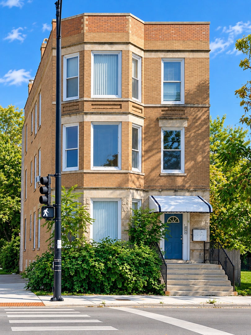 Versatile Three-Unit Property