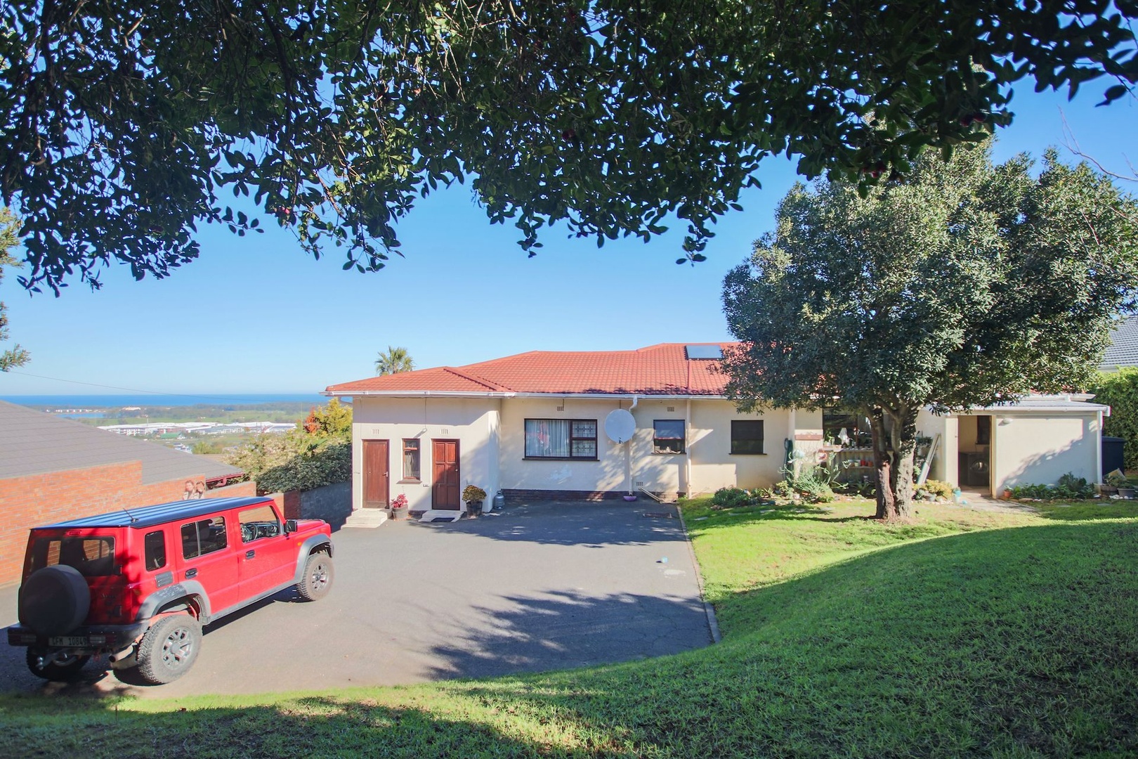 Spacious 3-Bed Family Home with Private Flatlet and Ocean Views