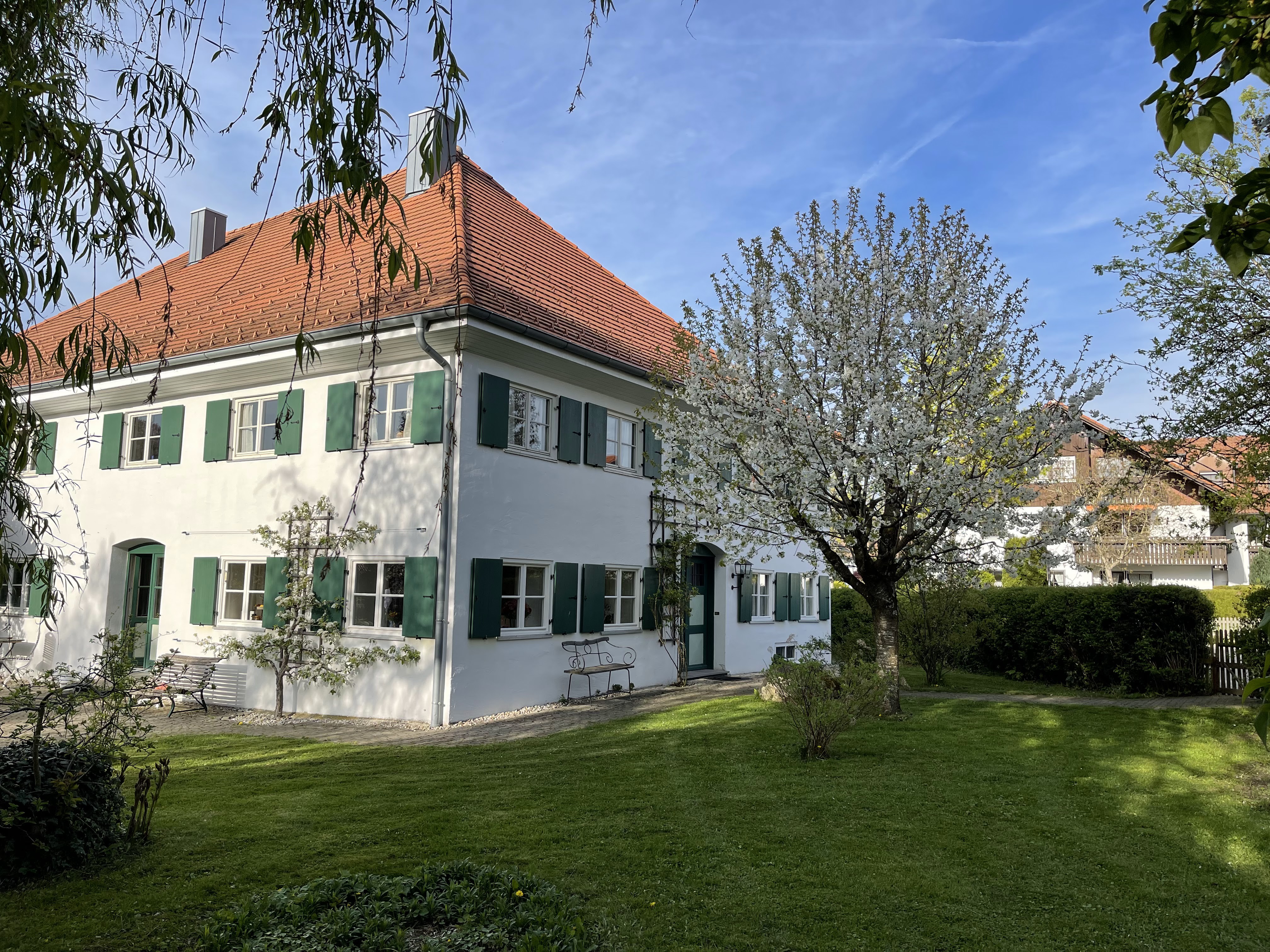 Anwesen in Bad Grönenbach: Eleganz, Komfort und atemberaubende Naturlandschaft in begehrter Allgäu-Lage!
