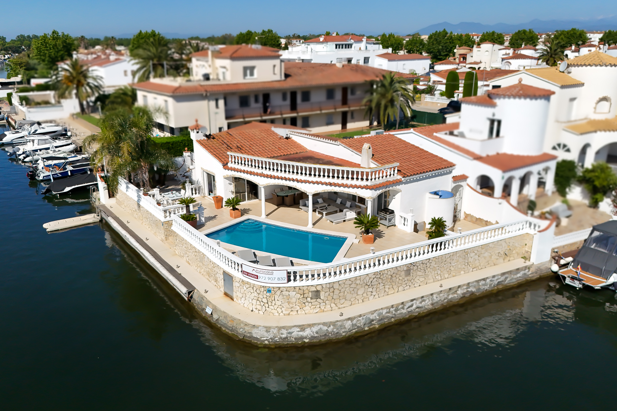 Corner house with pool and two moorings