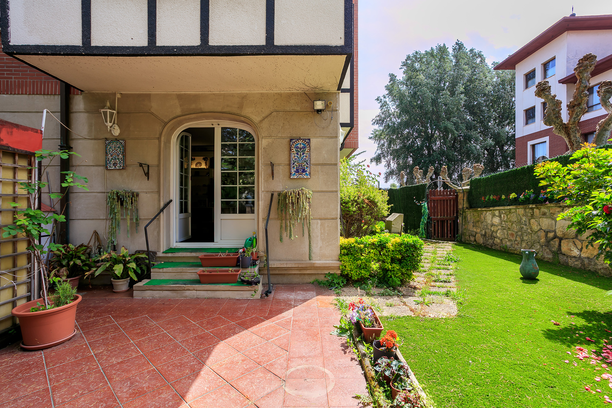Spectacular home with private garden in Neguri.
