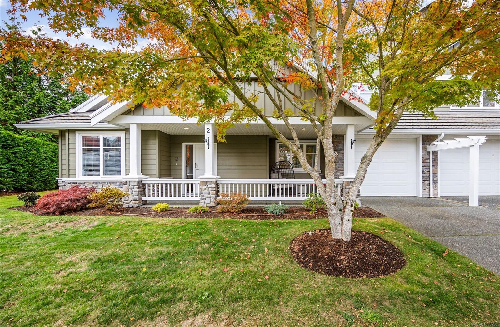 Beautifully maintained end-unit in Somerset Lane community