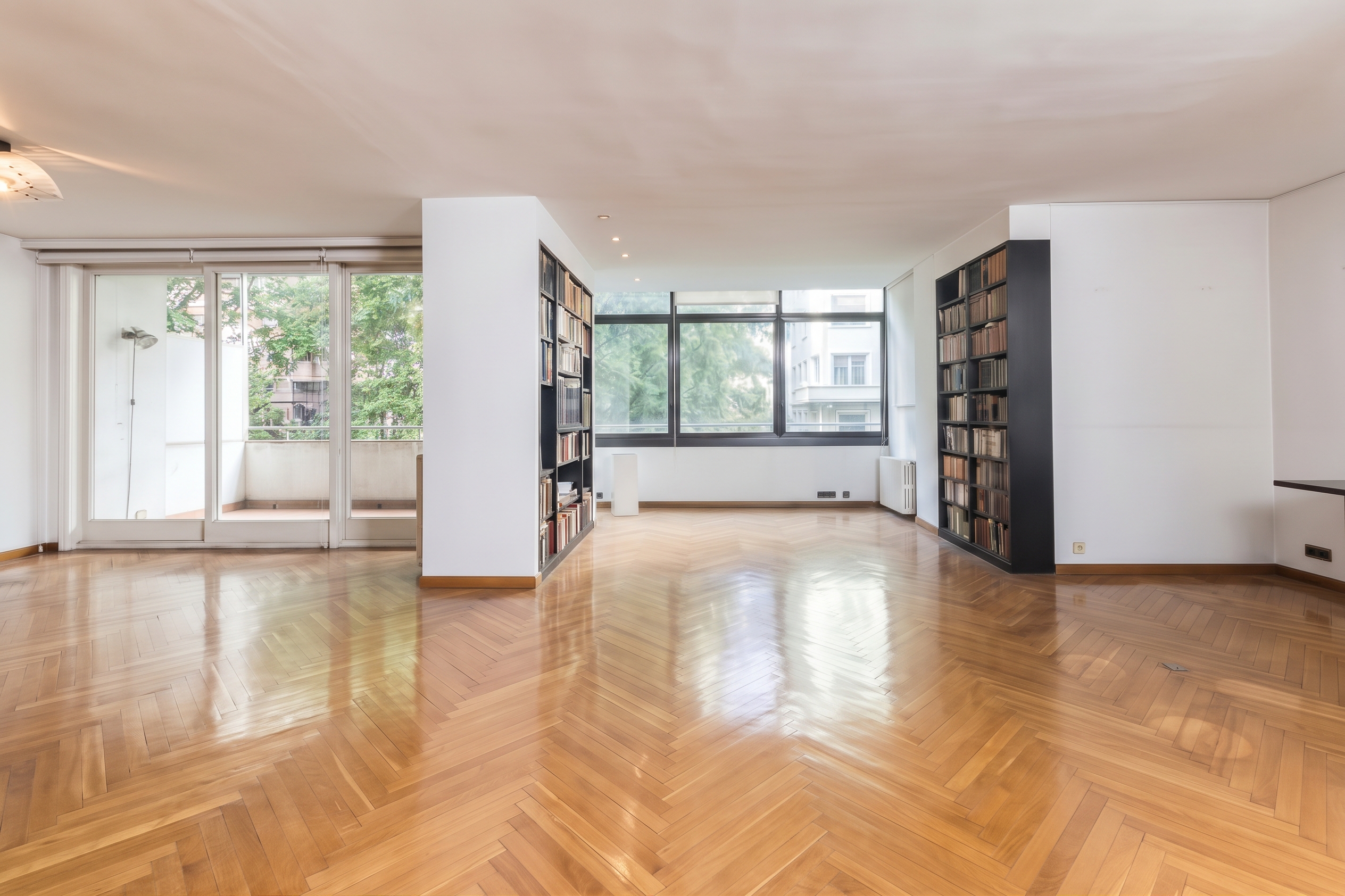 Prestige, spaciousness, and classic elegance on the Diagonal–Via Augusta axis