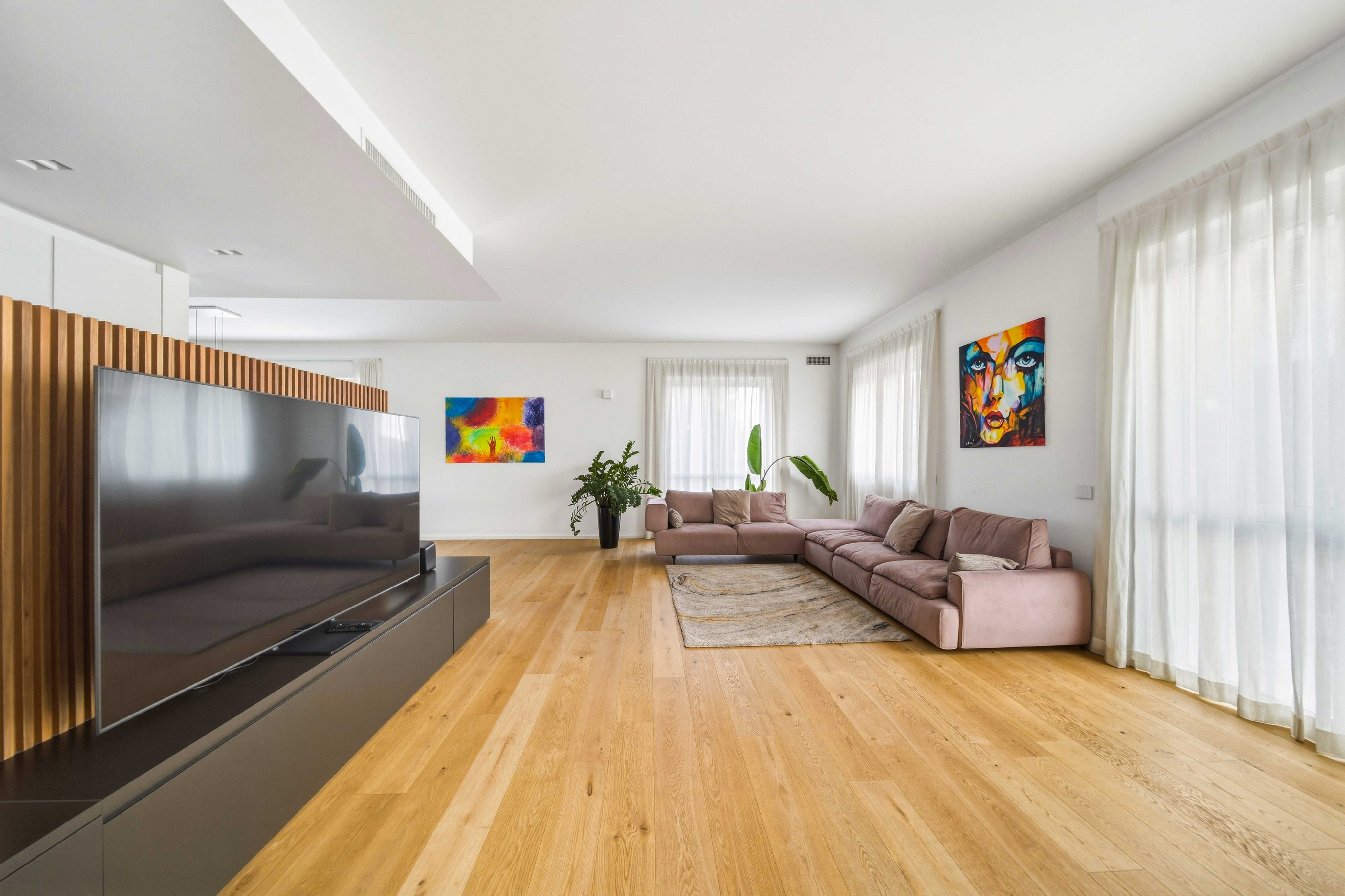 Live Everyday Luxury: Villa with Pool, Private Garden and Guesthouse