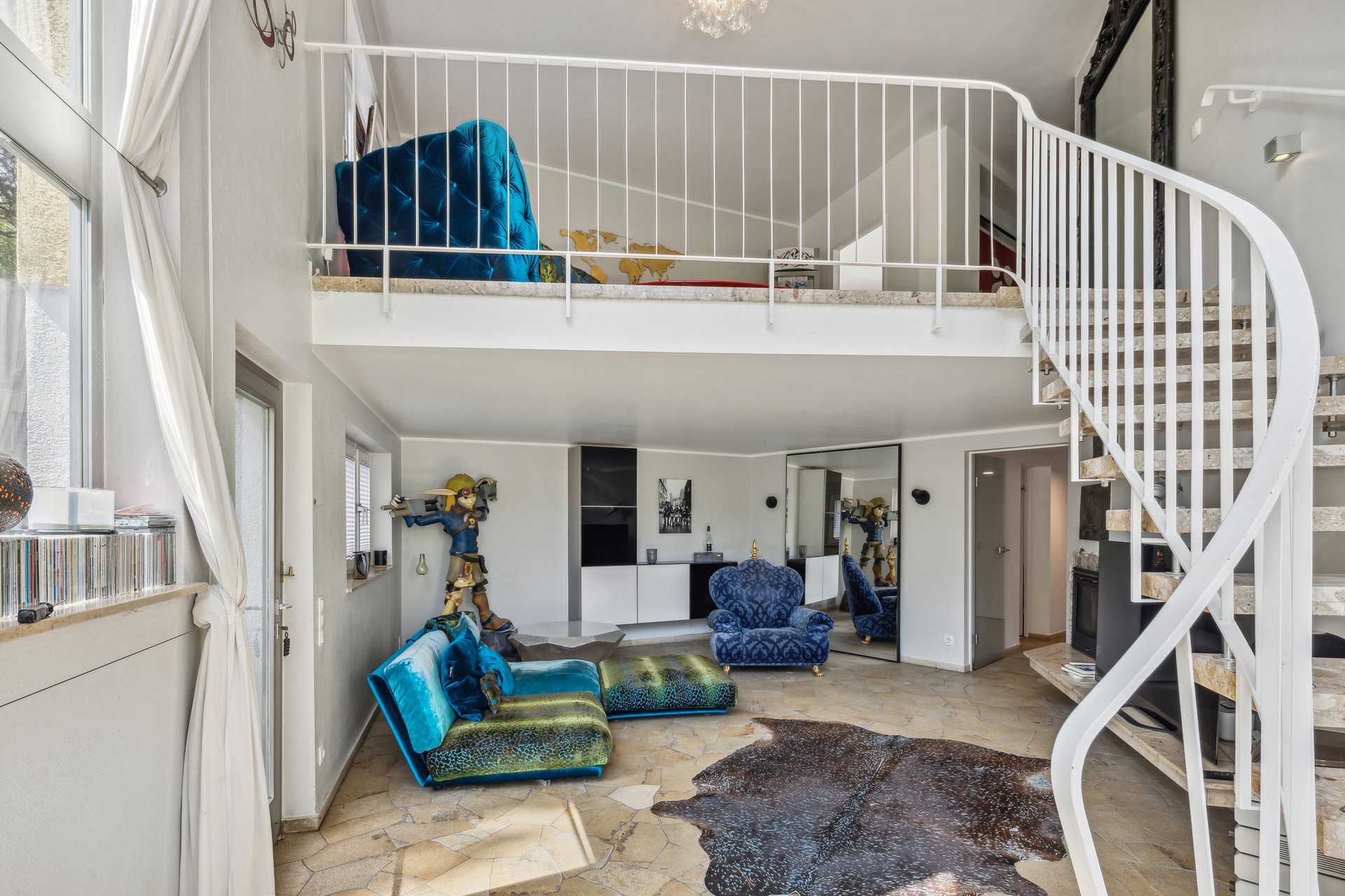Lichtdurchflutete Maisonette im Loft-Stil: Großzügiges Wohnen in Wassernähe