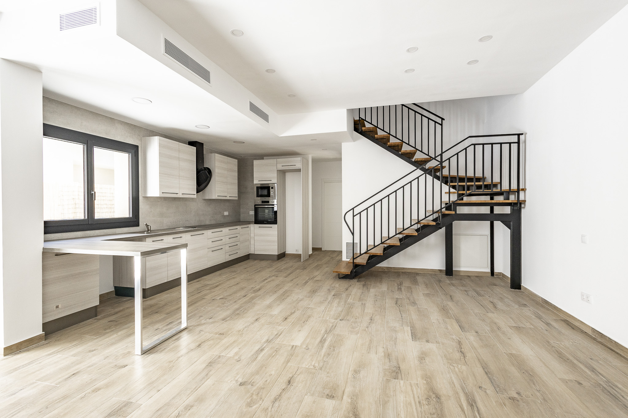 New-build three-sided detached house in Santa Eulalia!