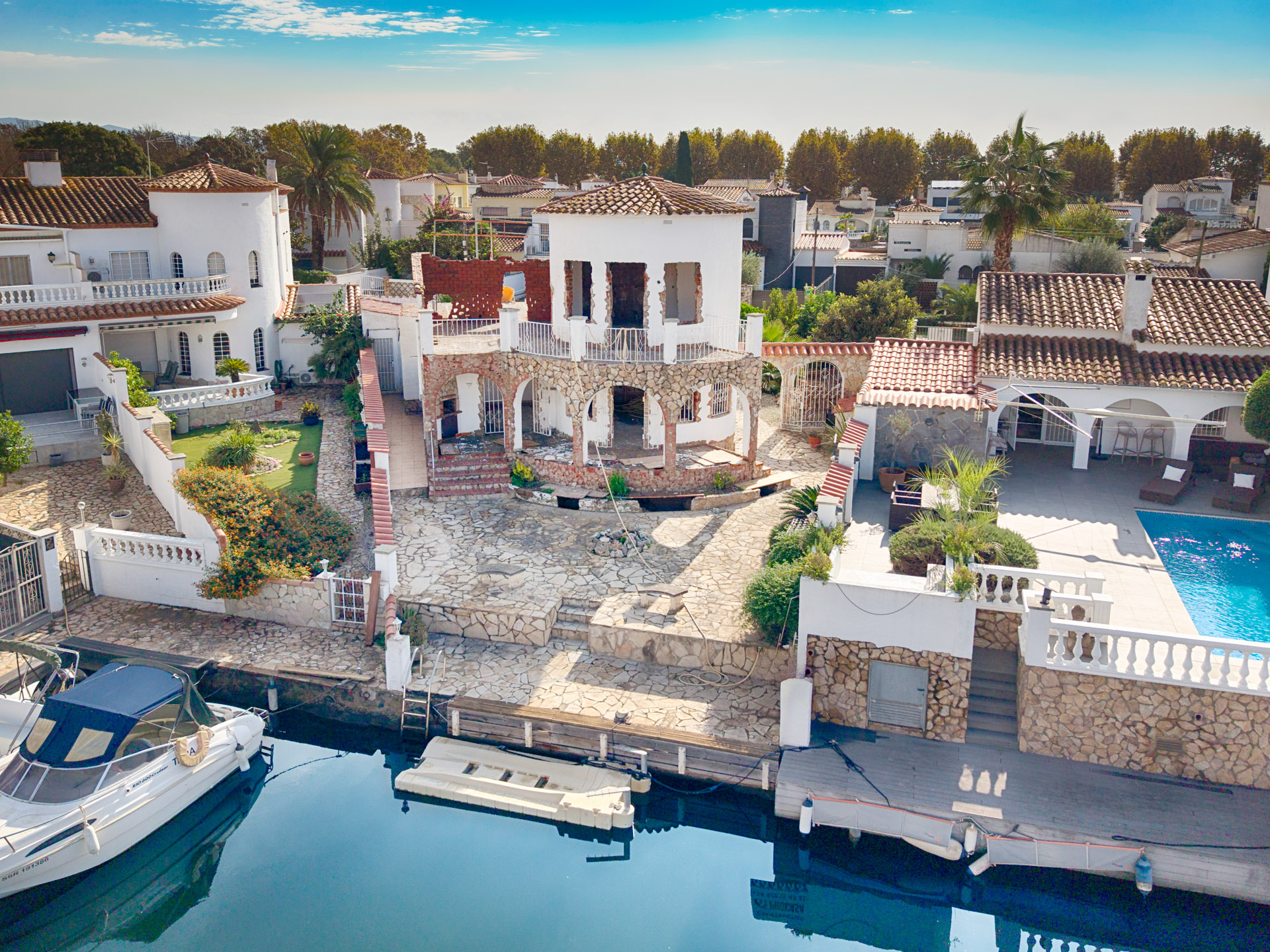 Casa per reformar al canal ample amb amarratge de 8 metres