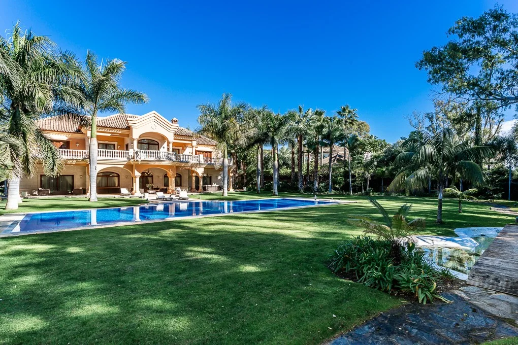 Guadalmina Baja: Espectacular grande villa a 100 m de la playa