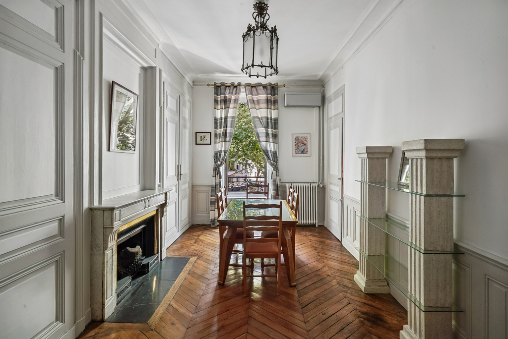 “145 m² character Haussmann-style apartment with separate studio and due-south balcony