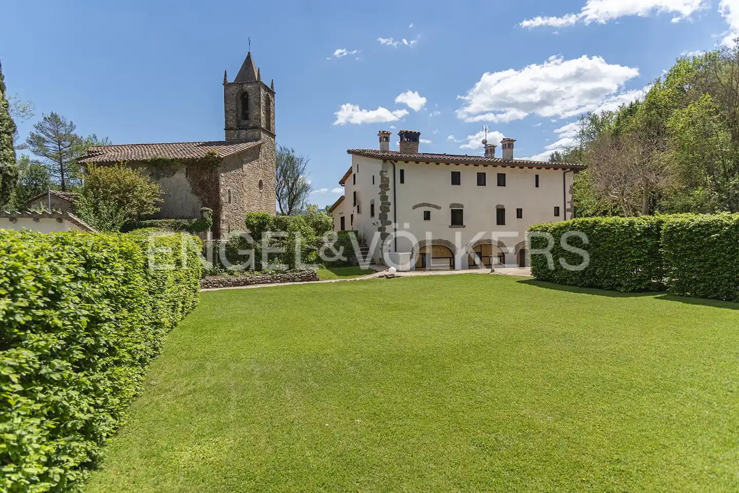 Impressionant masia del segle XII