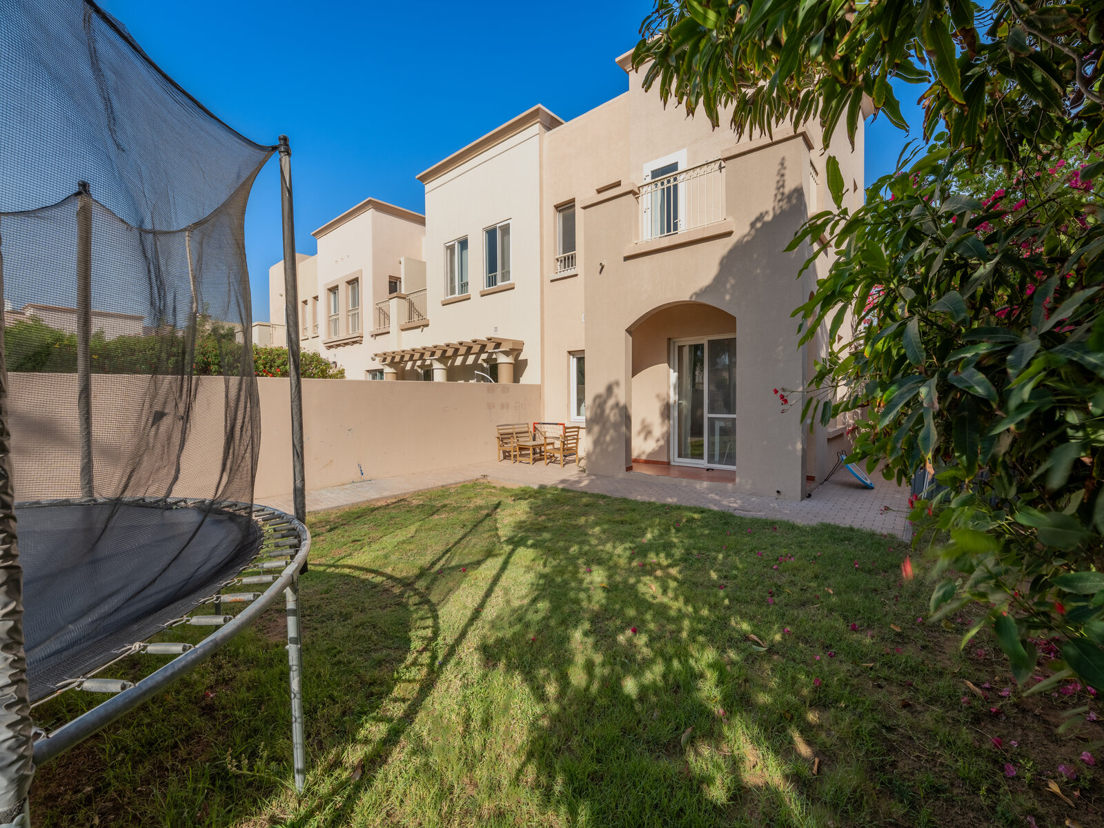 Unfurnished l  l Great location l Large Layout
