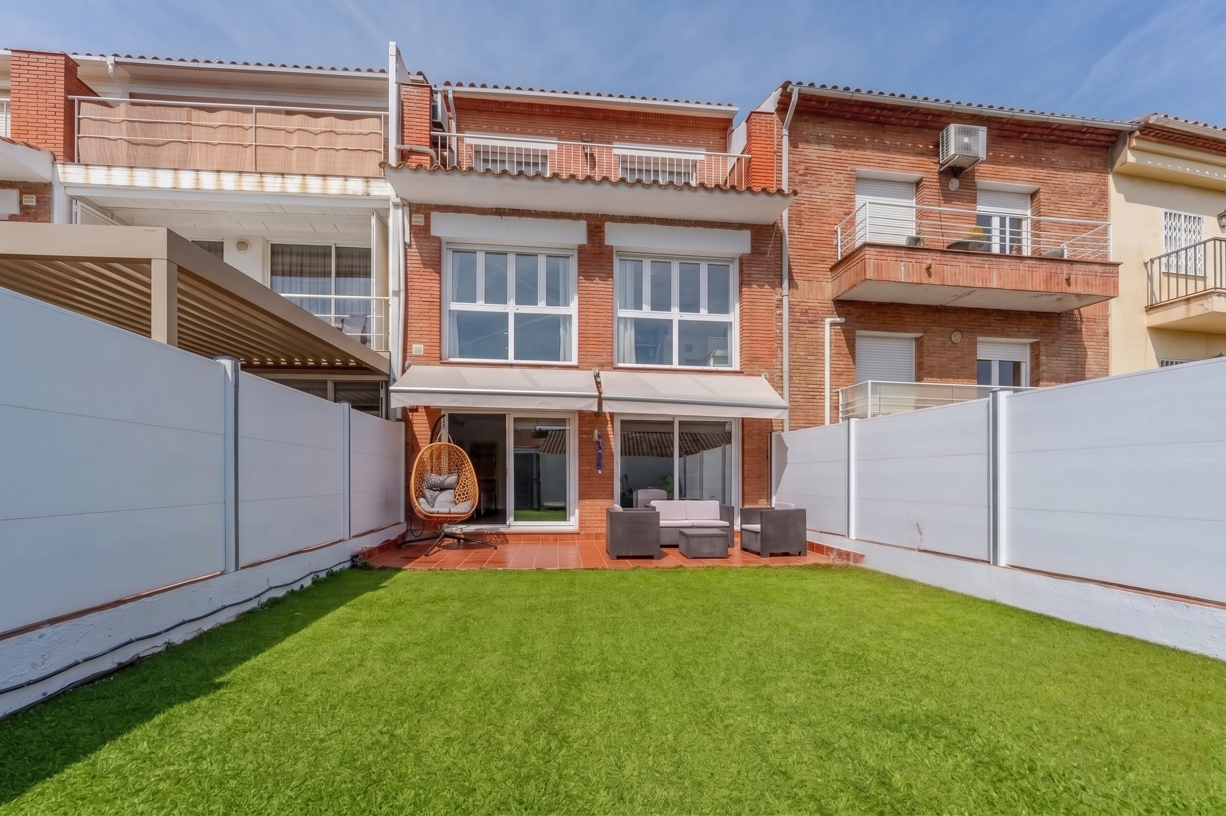 Luminosa casa adosada con vistas panorámicas al mar y jardín privado en la Fornaca, Vilassar de Dalt