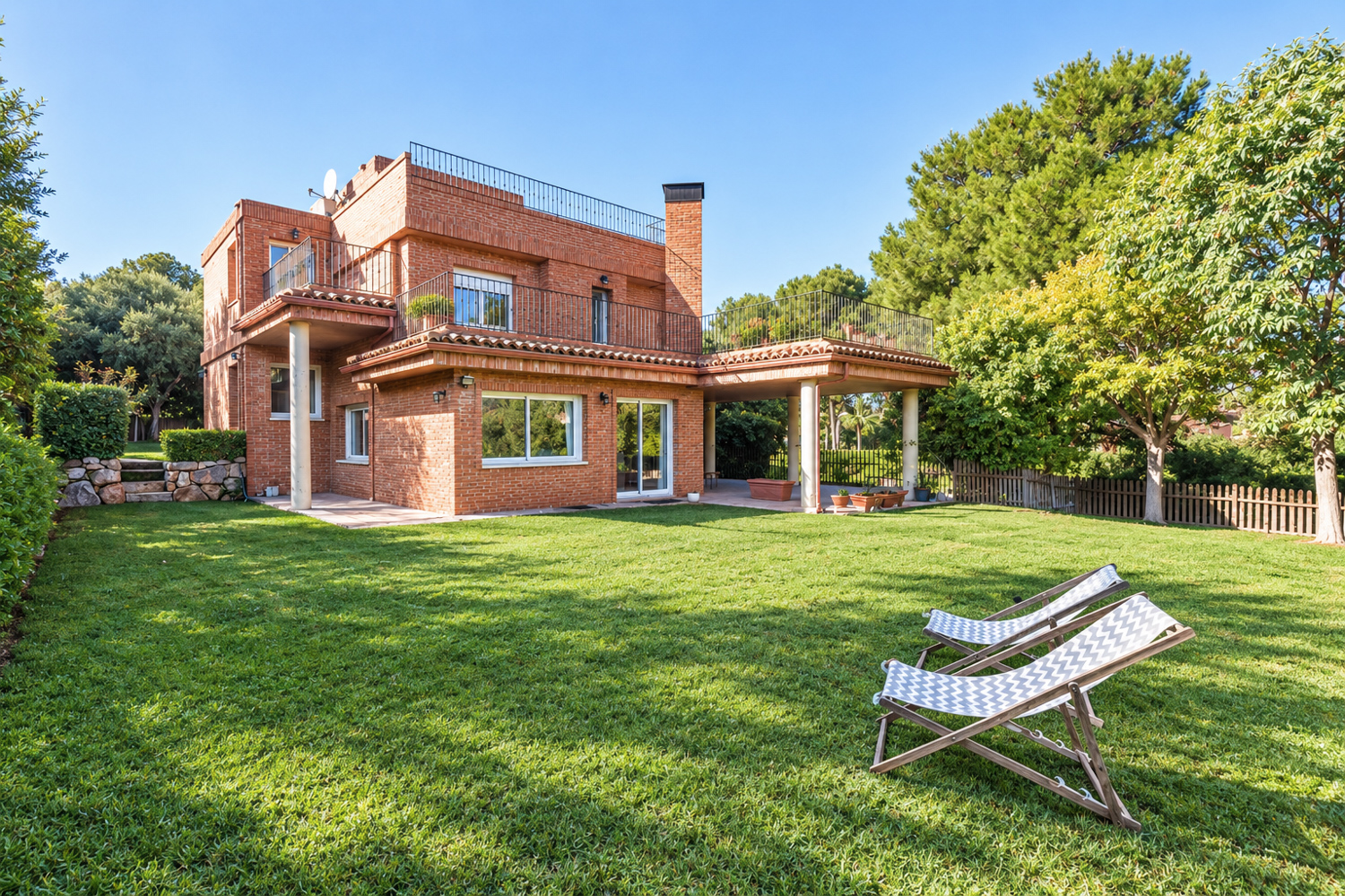 Spacious luxury villa in Los Monasterios