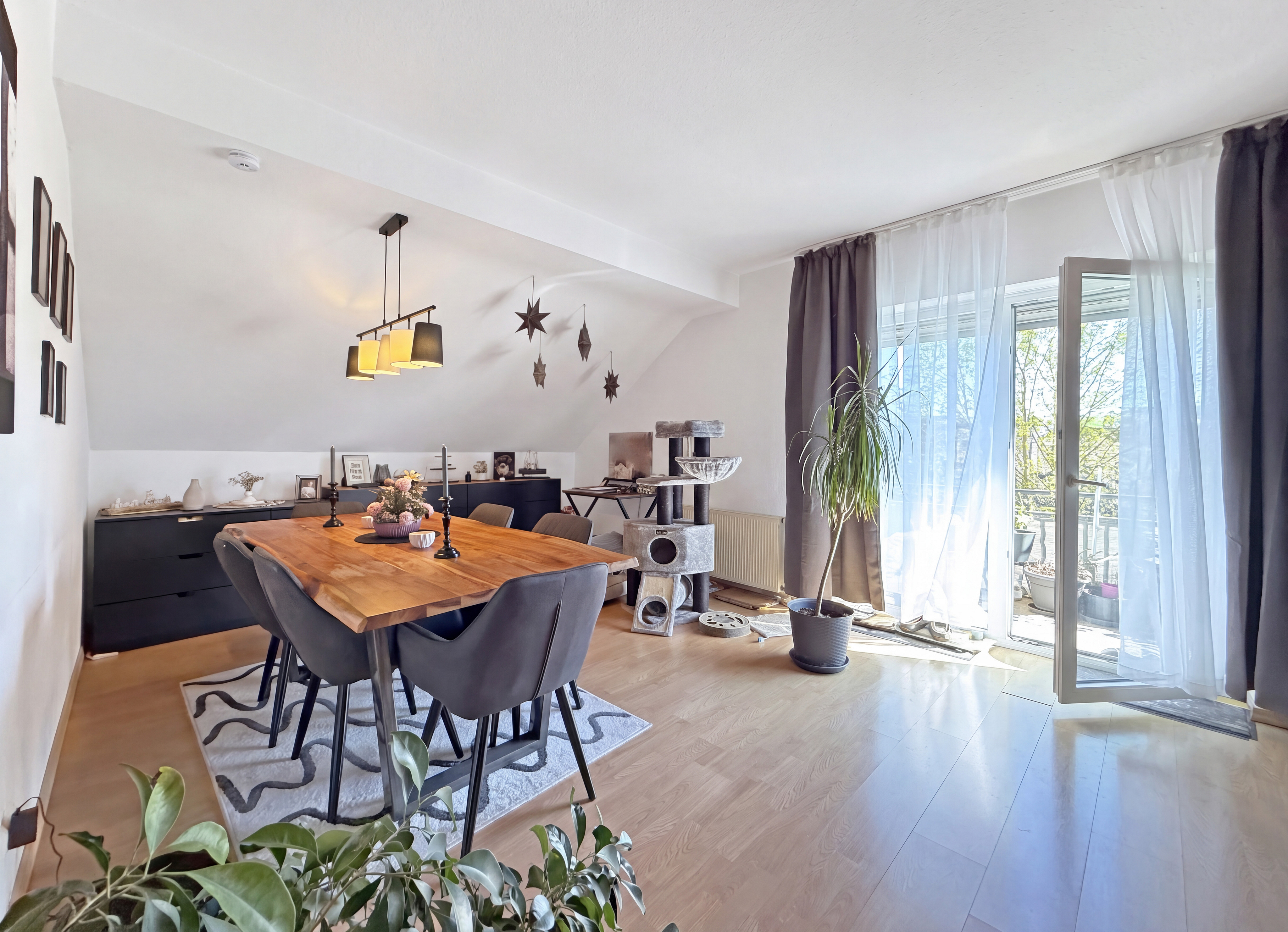 Zwei Balkone und viel Platz: Vier-Zimmer-Wohnung in Langgöns [AI-modified]