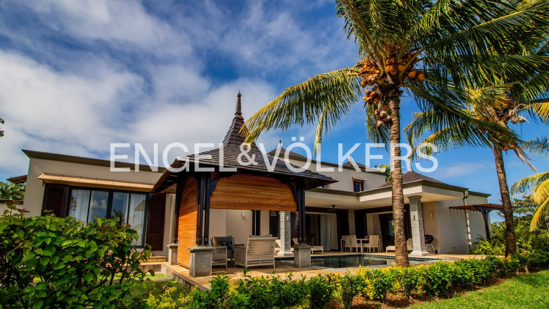 Luxurious Villa in Prestigious Estate