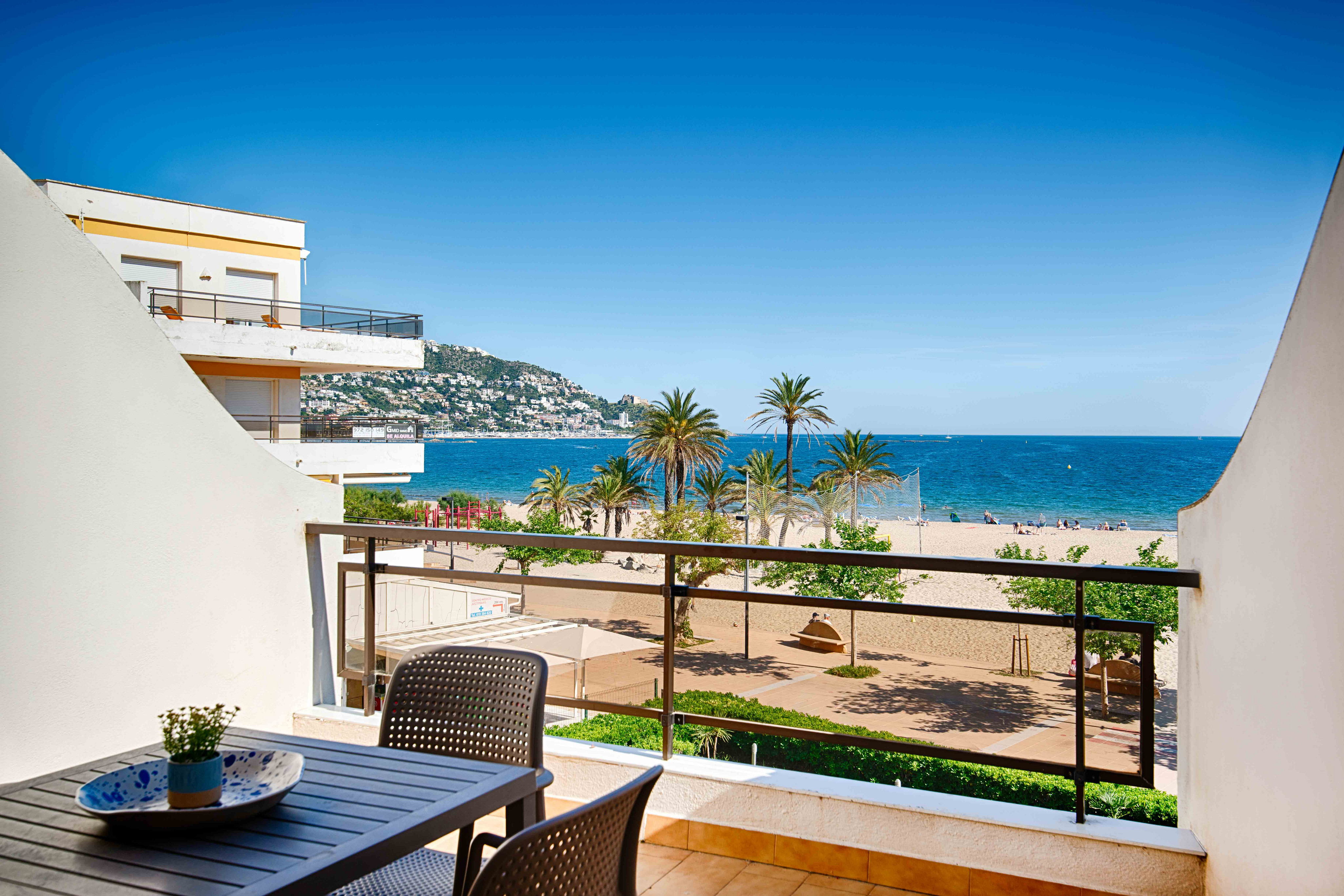 Penthouse on the seafront in Roses (Salatar) with tourist license