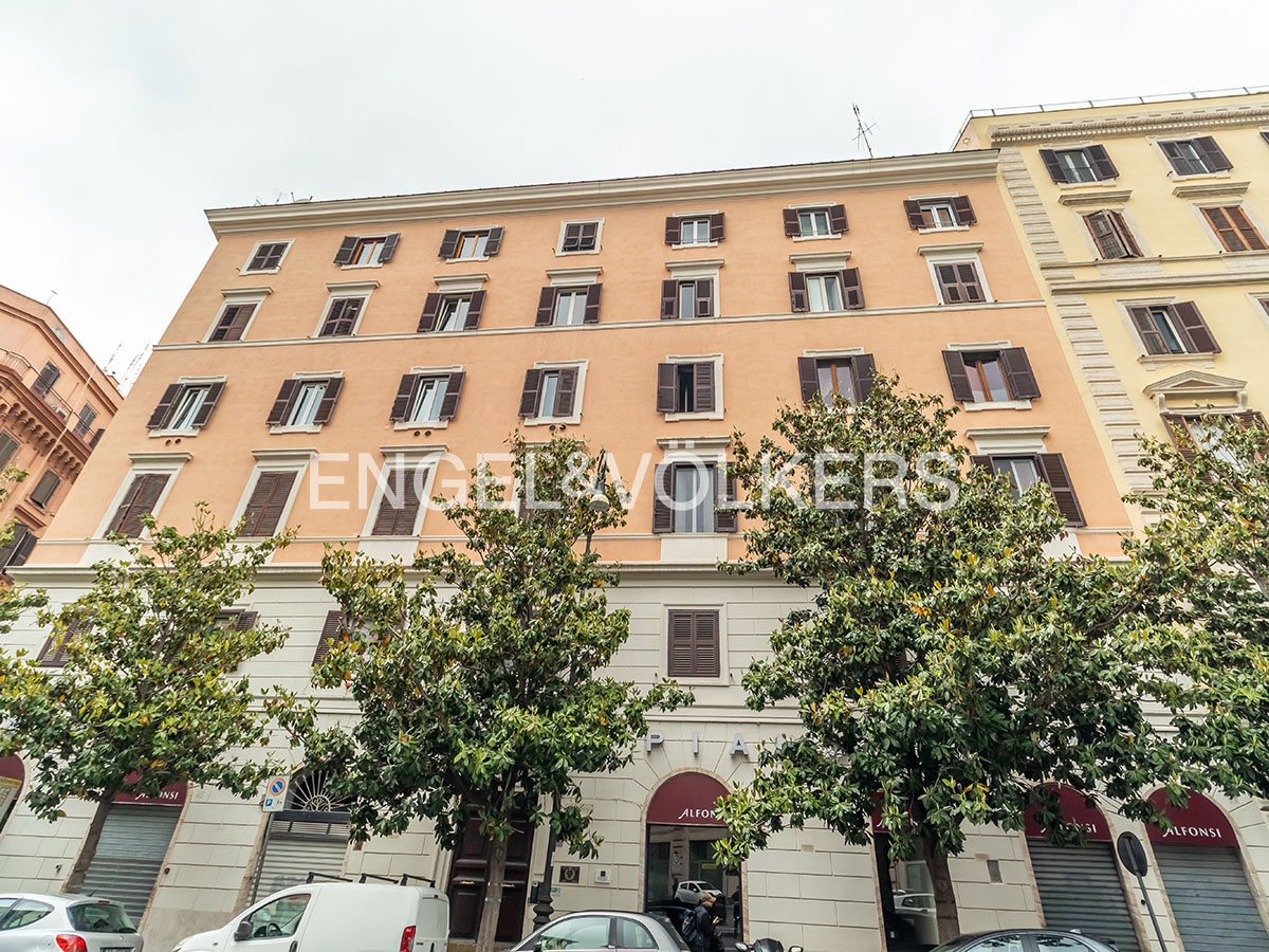 Three-room bare ownership in an Umbertine Palace at Largo Brancaccio