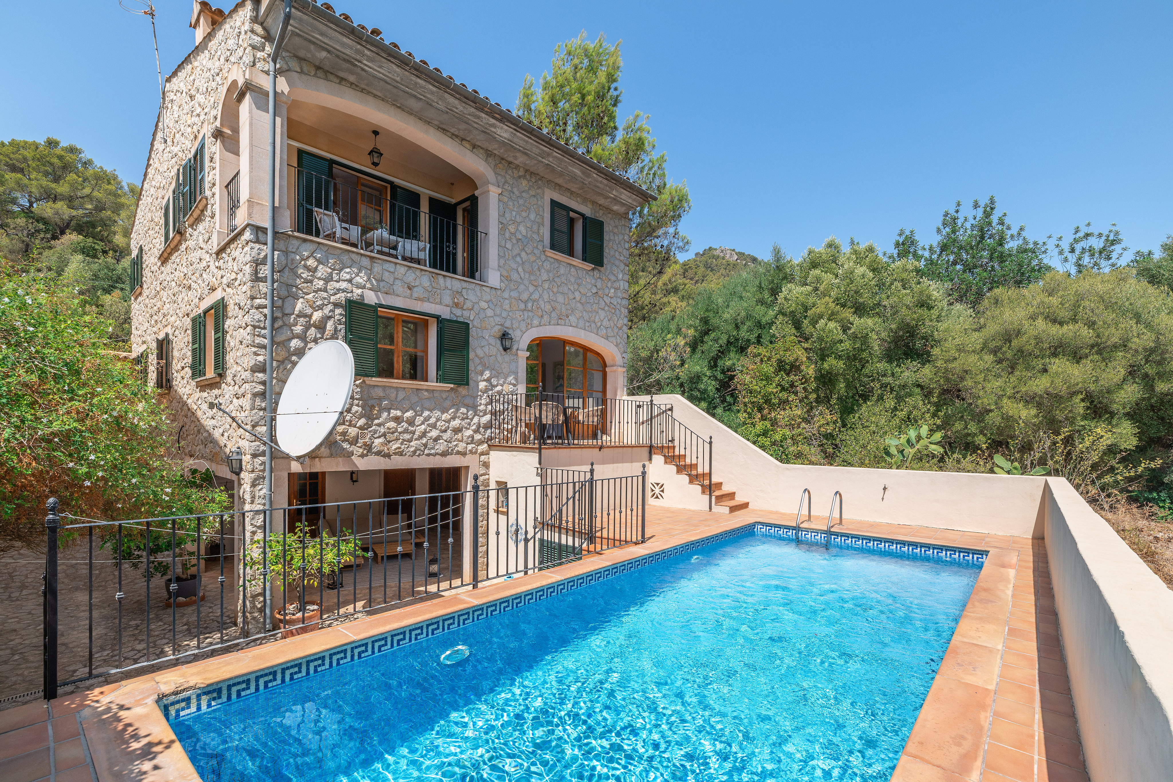 Quietly situated townhouse with pool and parking in Alaró