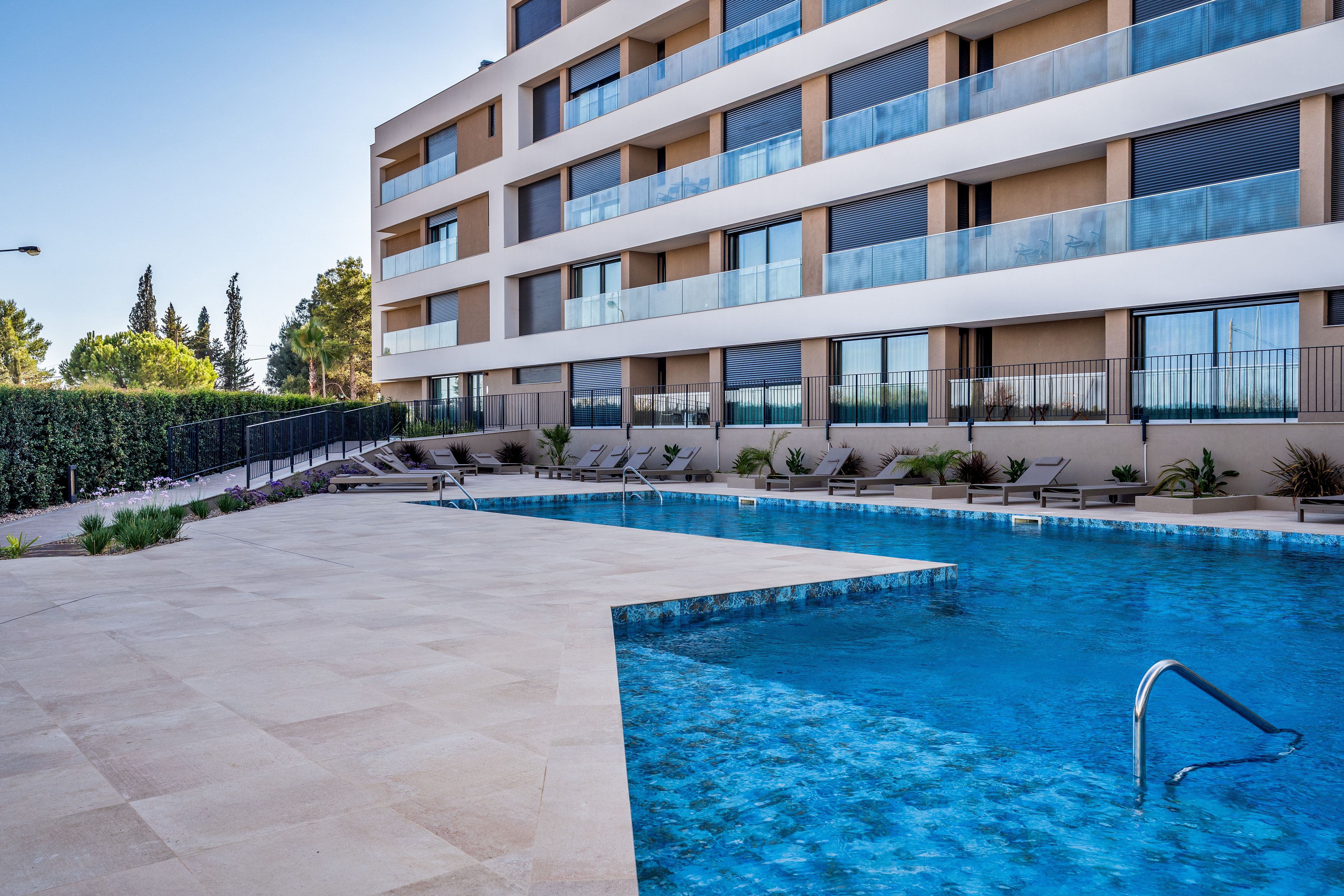 2-bedroom apartment in Ferragudo – terrace, views of the Arade River, pool and garage.